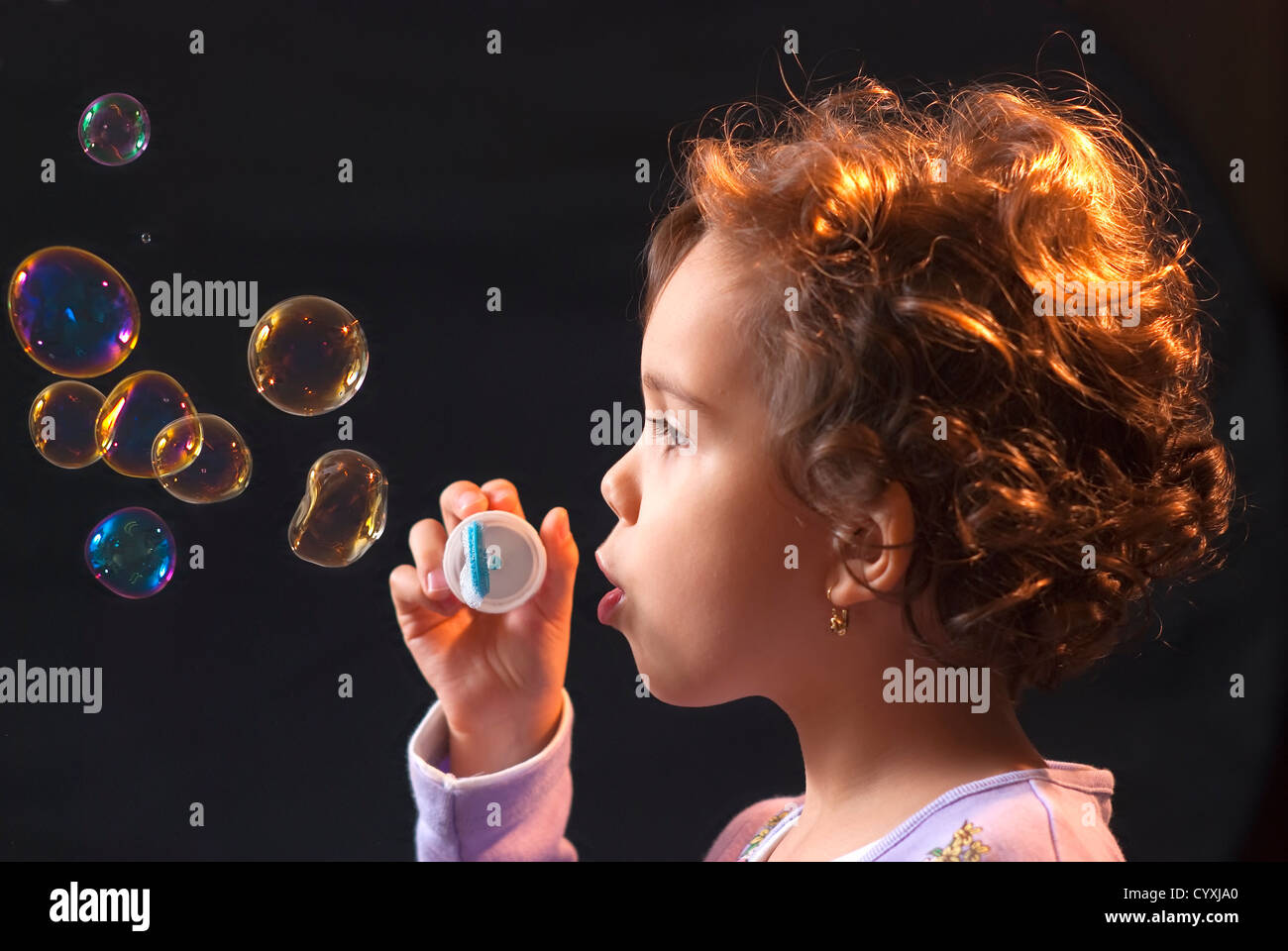 Porträt von kleinen Mädchen, ca. 5-6 Jahre alt, Seifenblasen Stockfoto