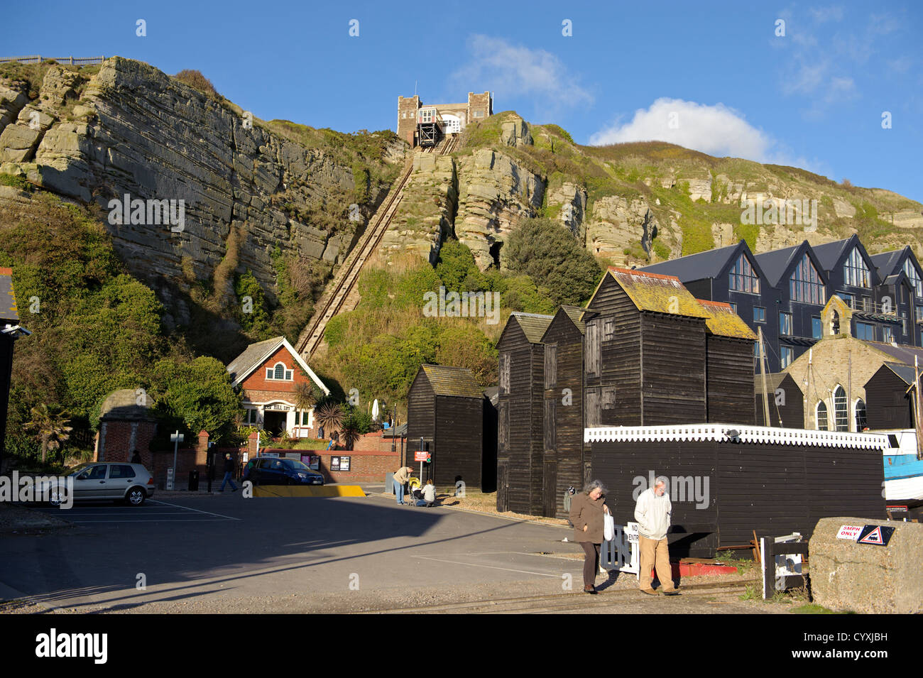 Die East Hill-Standseilbahn in Hastings, England, mit Fischer net Geschäfte im Vordergrund Stockfoto