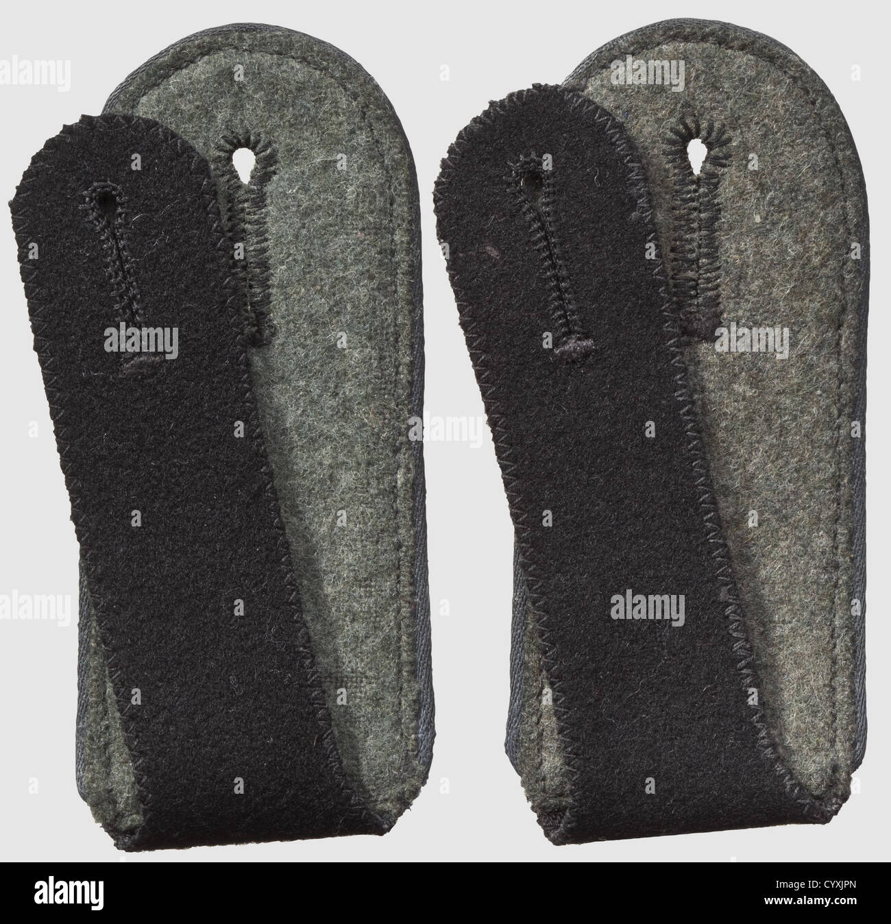 Schulterbretter, Personal des Reichsführers SS Heinrich Himmler, dunkelgraue Paspelierung für Männer, mit Schlaufe hinten, unveröffentlicht. Sehr selten, historisch, historisch, 1930er, 1930er, 20th Century, Geheimdienst, Sicherheitsdienste, Sicherheitsdienste, Polizei, bewaffneter Dienst, bewaffnete Dienste, NS, Nationalsozialismus, Nationalsozialismus, Drittes Reich, Deutsches Reich, Deutschland, Utensil, Ausrüstungsgegenstände, Utensilien, Objekt, Objekte, Stills, Ausschneiden, Ausschneiden, Ausschneiden, Ausschneiden, Faschismus, Faschismus, Nationalsozialismus, Nazi, Nazi-Uniformen, nicht-Uniformen Stockfoto