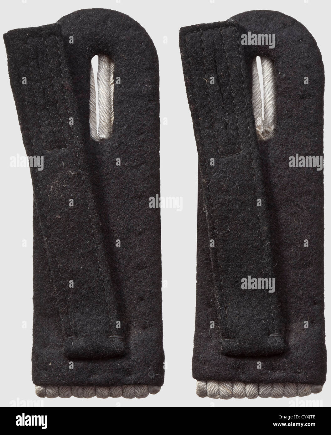 Schulterbretter 'Untersturmführer' Stab 'Reichsführer SS Heinrich Himmler', hellgraue Paspelierung, mit Schlaufe hinten, unveröffentlicht. Sehr selten, historisch, historisch, 1930er, 1930er, 20th Century, Geheimdienst, Sicherheitsdienste, Sicherheitsdienste, Polizei, bewaffneter Dienst, bewaffnete Dienste, NS, Nationalsozialismus, Nationalsozialismus, Drittes Reich, Deutsches Reich, Deutschland, Utensil, Ausrüstungsgegenstände, Utensilien, Objekt, Objekte, Stills, Ausschneiden, Ausschneiden, Ausschneiden, Ausschneiden, Faschismus, Faschismus, Nationalsozialisten, Nazi, Nazi-Zeit, Uniformen nicht verfügbar Stockfoto