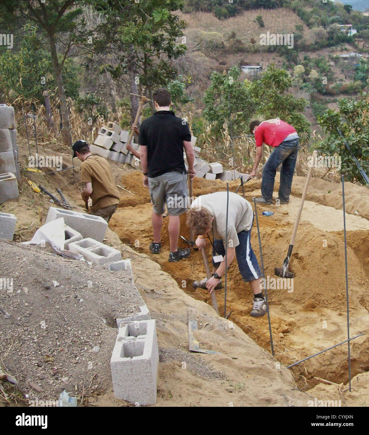 Studenten UK Lücke Jahr freiwillige Arbeit in Guatemala bauen Häuser für die Armen. Stockfoto