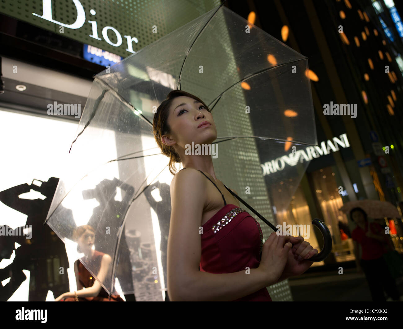 Schöne junge Japanerin genießen das Nachtleben und shopping in Ginza (Tokio) rund um die Ginza 4-Chome Kreuzung. Stockfoto