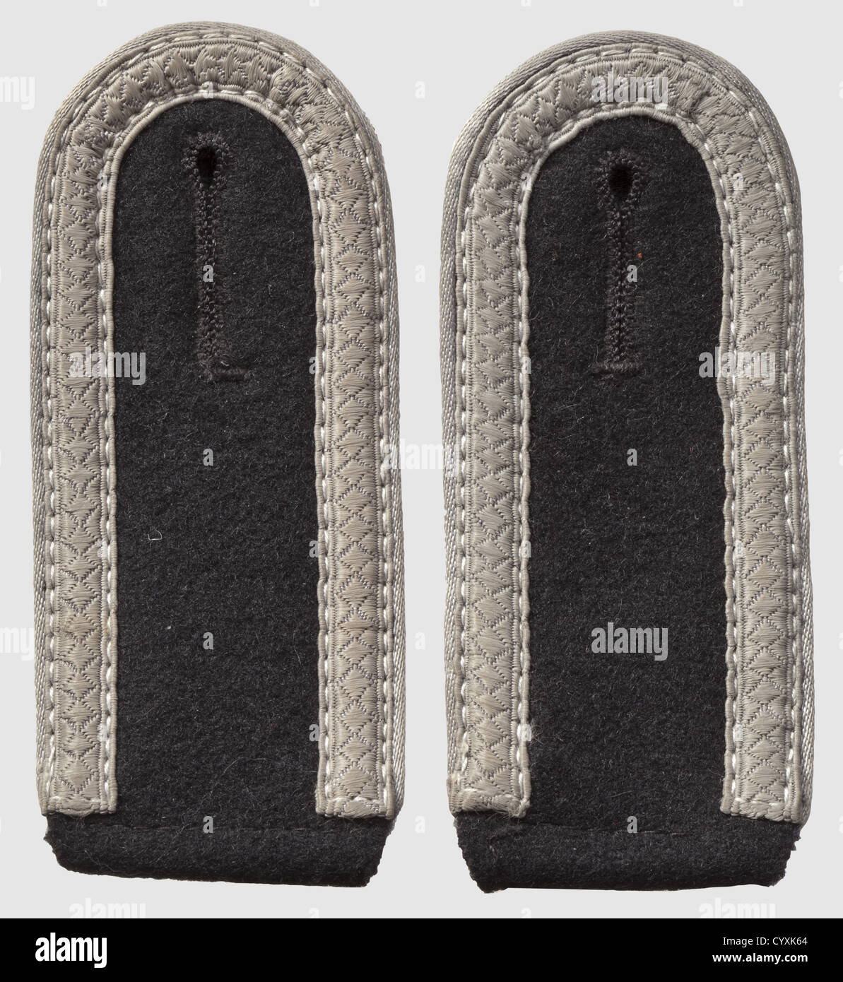 Schulterbretter 'Unterscharführer' Stab 'Reichsführer SS Heinrich Himmler', hellgraue Paspelierung, mit Schlaufe hinten, unveröffentlicht. Sehr selten, historisch, historisch, 1930er, 1930er, 20th Century, Geheimdienst, Sicherheitsdienste, Sicherheitsdienste, Polizei, bewaffneter Dienst, bewaffnete Dienste, NS, Nationalsozialismus, Nationalsozialismus, Drittes Reich, Deutsches Reich, Deutschland, Utensil, Ausrüstungsgegenstände, Utensilien, Objekt, Objekte, Stills, Ausschneiden, Ausschneiden, Ausschneiden, Ausschneiden, Faschismus, Faschismus, Nationalsozialisten, Nazi, Nazi-Zeit, Uniformen nicht verfügbar Stockfoto