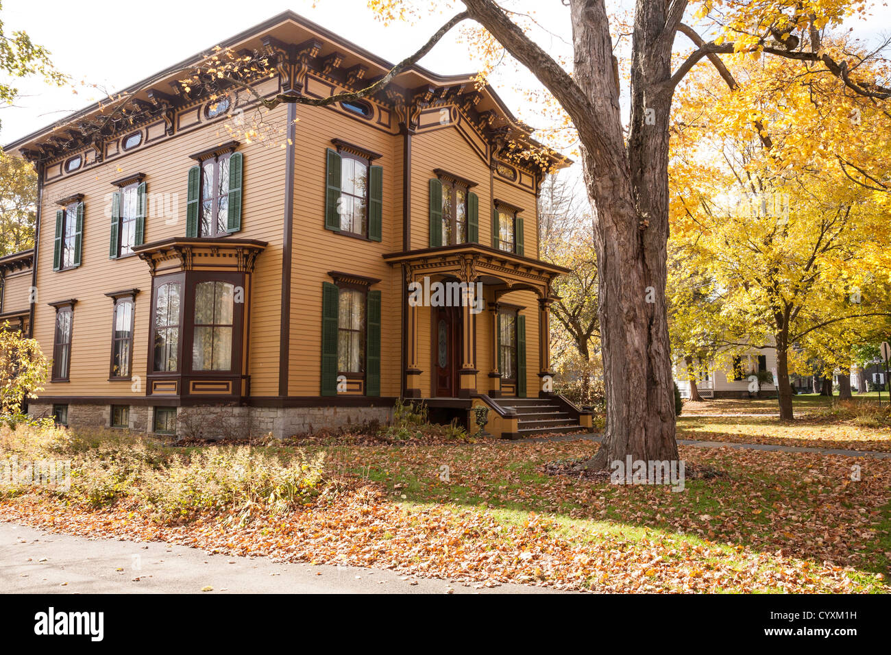 Gepflegten viktorianischen Haus mit Herbstlaub, Cooperstown, NY, USA Stockfoto