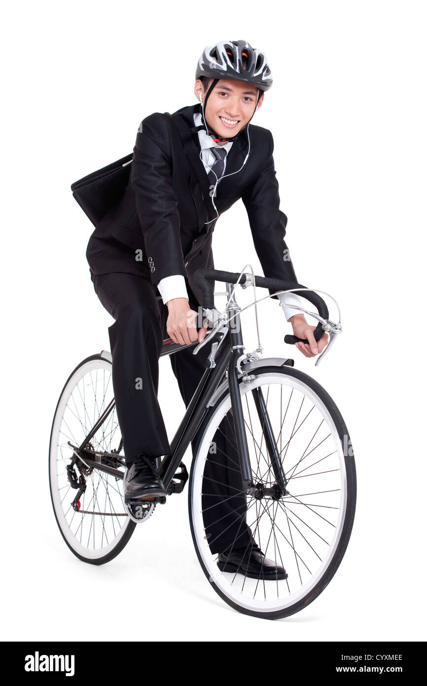Glückliche junge Geschäftsmann mit dem Rad zur Arbeit Stockfoto