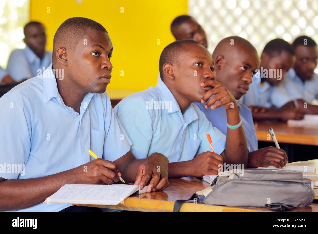 Studenten in einem Klassenzimmer ein Berufsbildungszentrum, Machui, Sansibar, Tansania Stockfoto