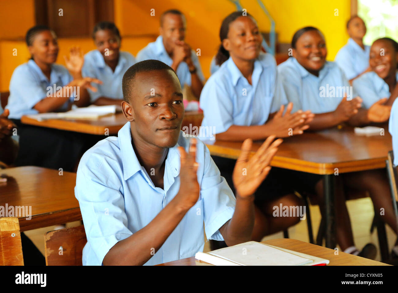 Studenten in einem Klassenzimmer ein Berufsbildungszentrum, Machui, Sansibar, Tansania Stockfoto