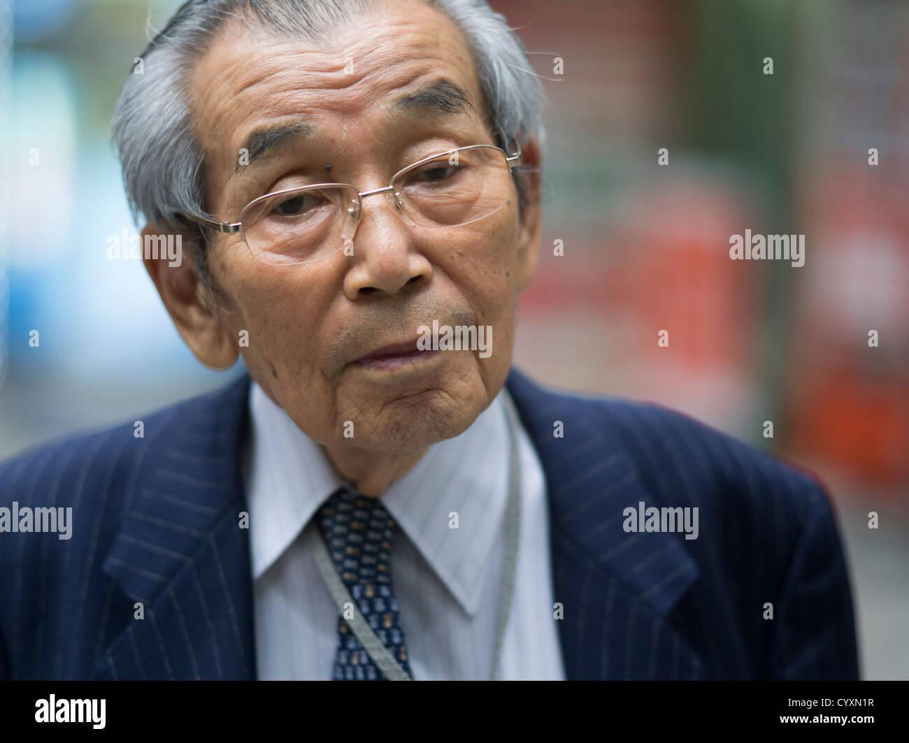 Älteren japanischen Salaryman / Geschäftsmann in Shinjuku, Tokio Stockfoto