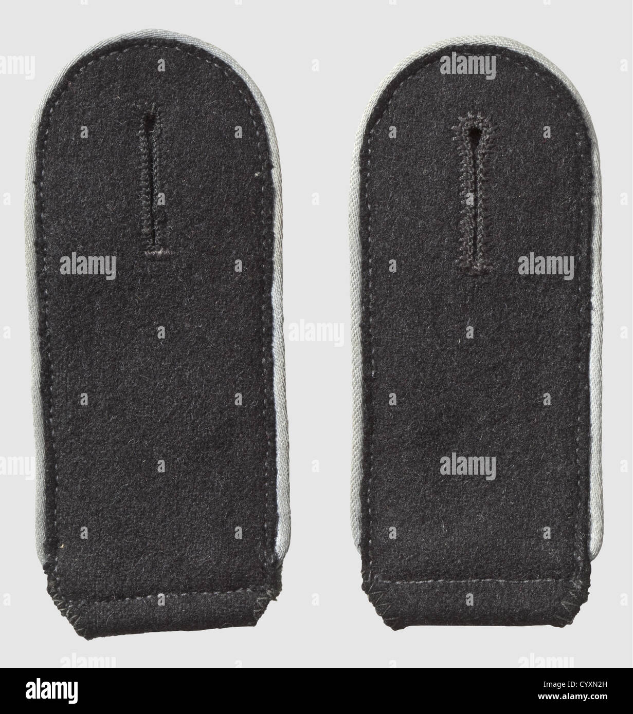 Schulterbretter, Stab des Reichsführers SS Heinrich Himmler, hellgraue Paspelierung für Männer, mit Schlaufe hinten, unveröffentlicht. Sehr selten, historisch, historisch, 1930er, 1930er, 20th Century, Geheimdienst, Sicherheitsdienste, Sicherheitsdienste, Polizei, bewaffneter Dienst, bewaffnete Dienste, NS, Nationalsozialismus, Nationalsozialismus, Drittes Reich, Deutsches Reich, Deutschland, Utensil, Ausrüstungsgegenstände, Utensilien, Objekt, Objekte, Stills, Ausschneiden, Ausschneiden, Ausschneiden, Ausschneiden, Faschismus, Faschismus, Nationalsozialismus, Nazi, Nazi-Uniformen, Details, nicht-Uniformen Stockfoto