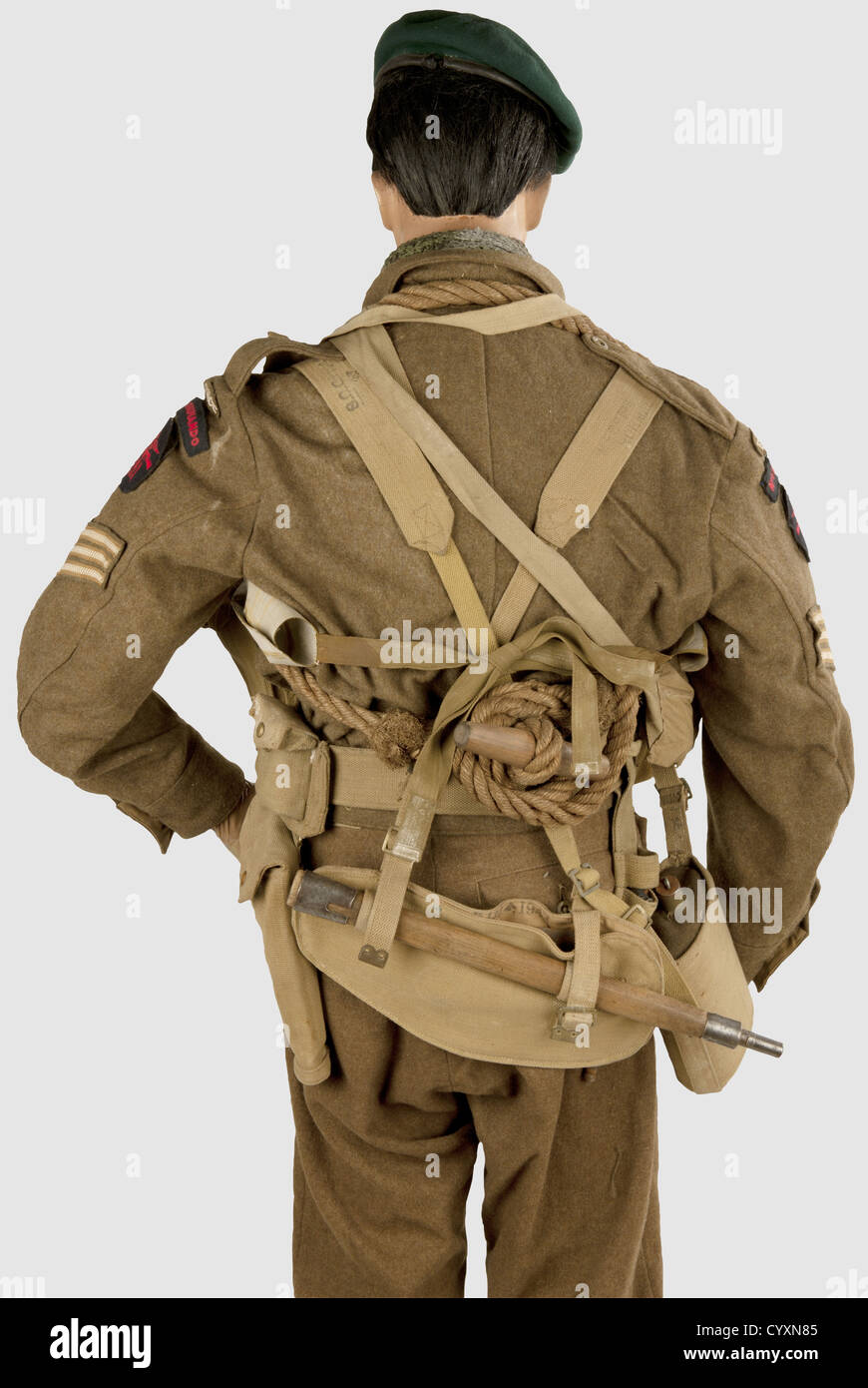 ARMEES ALLIEES 1939-1945,Commando du Premier Bataillon de Fusiliers Marins,dit 'Commando Kieffer'. Sur Mannequin complet(main droite manquante,la Gauche collée),comprenant un béret vert de commando,pourtour cuir,marqué sur la doublure noire 'Kangol Wear Limited',flèche du WD,'1944',taille '6 1/4'(restes d'étiquette Papier déchirée),insigne '1er Bllon F.M. COMMANDO', revers marqué 'J R GAUNT C1943'. Blouson de Battledress Anglais Muster 1940 avec tous ses boutons,étiquette intérieure 'A. Elbaum & Co Ltd, 1945(?)', Tampon de taille '15'. Insignes,Additional-Rights-Clearences-Not Available Stockfoto