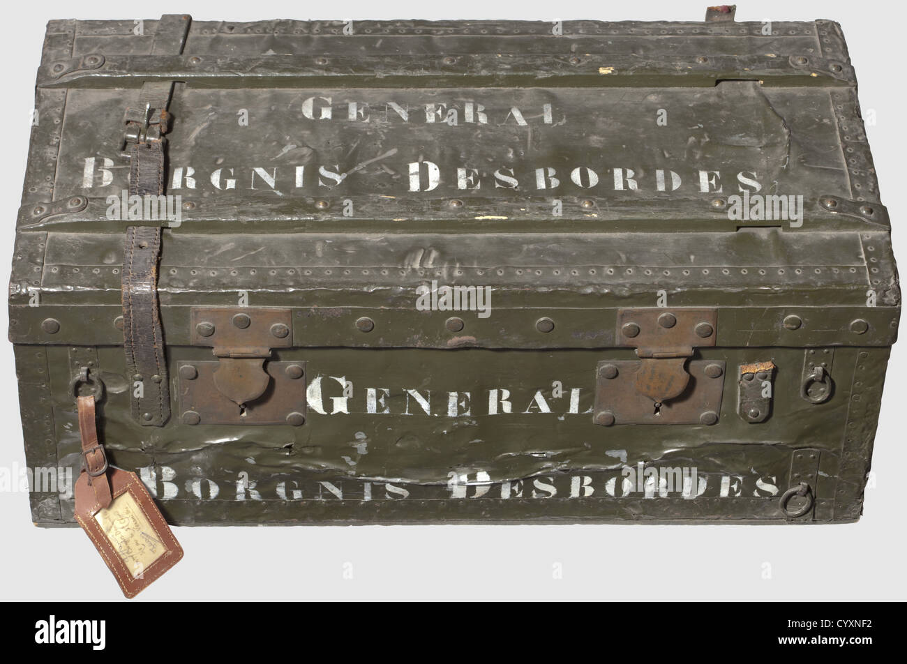 ARMEES ALLIEES 1939-1945,Général André Borgnis-Desbordes(1895 - 1982),Cantine lui ayant appartenu. Plaques métalliques à Basis von Zink, toile, sur Armatur bois, peinture kakie. 'Général Borgnis Desbordes' au pochor,à la peinture blanche sur le Dessus et la face avant,initiales 'BD' sur les deux côtés. Serrures et fermetures en cuivre,anneaux de Passage des sangles présents(à l'avant et à l'arrière),vesures des sangles,des attaches et poignées en cuir(celles-CI totalement absentes d'un côté). Intérieur doublé de plaques métalliques clouées,restes de,Additional-Rights-Clearences-not available Stockfoto