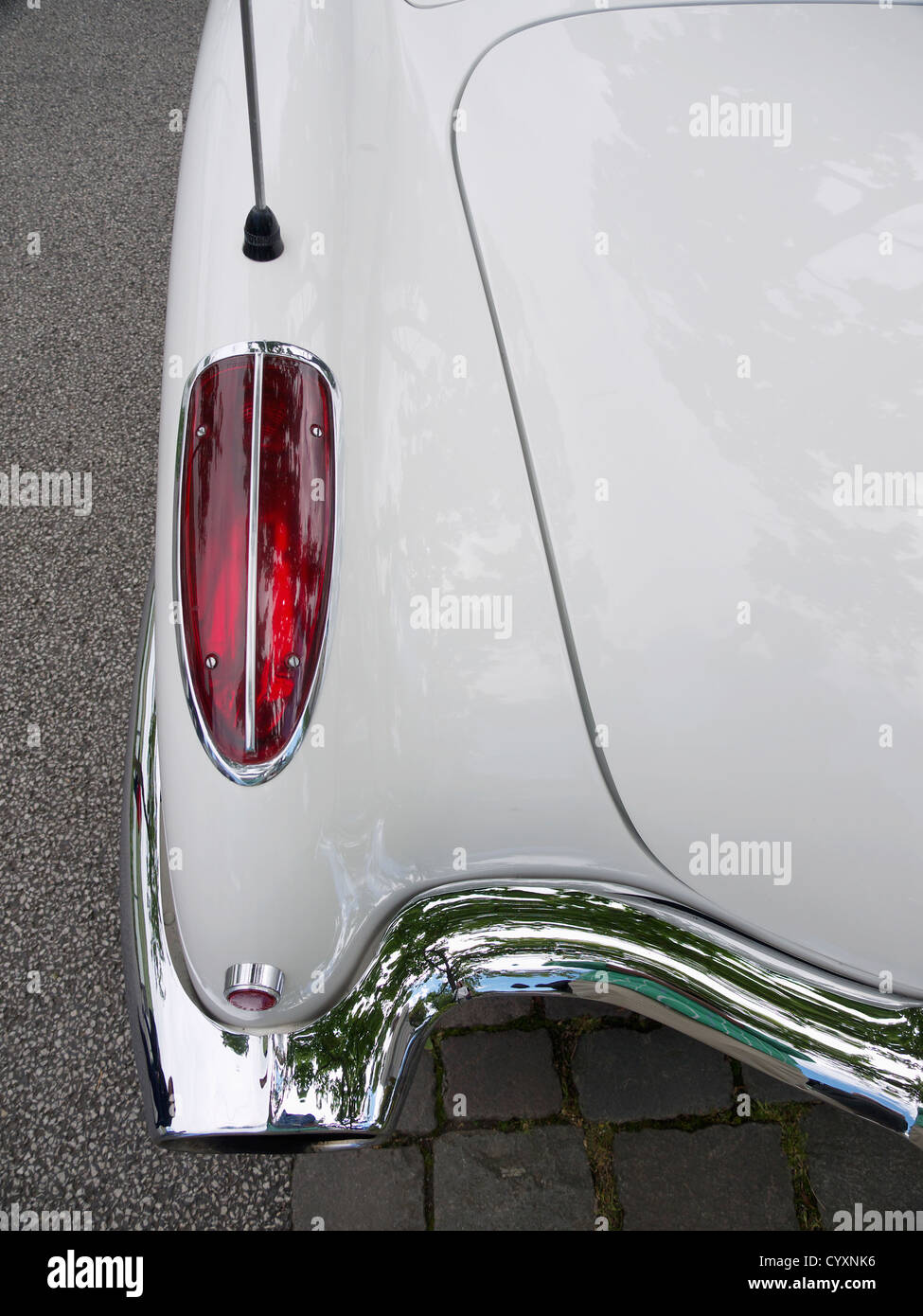 Rücklicht des weißen amerikanischen Chevrolet Corvette-Oldtimer Stockfoto