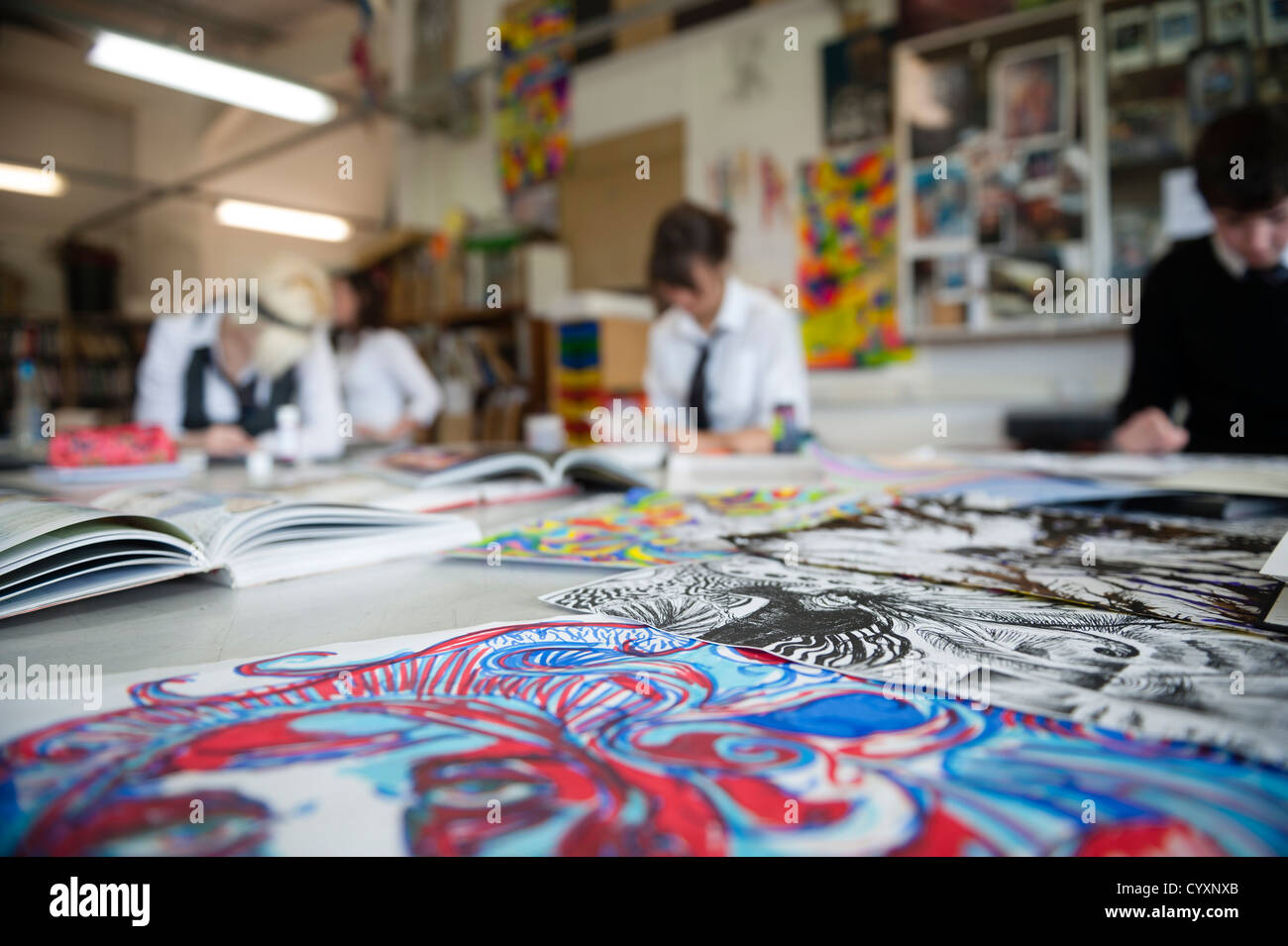 Eine Ebene, 6. Form Jahr 13 Mädchen in eine Kunst-Klasse Lektion auf eine sekundäre Gesamtschule, Wales UK Stockfoto