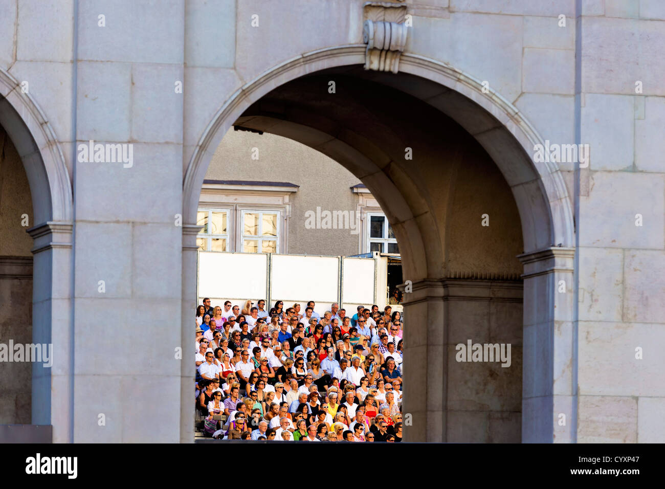 Österreich, Salzburg, Menschen am Residenz-Theater Stockfoto