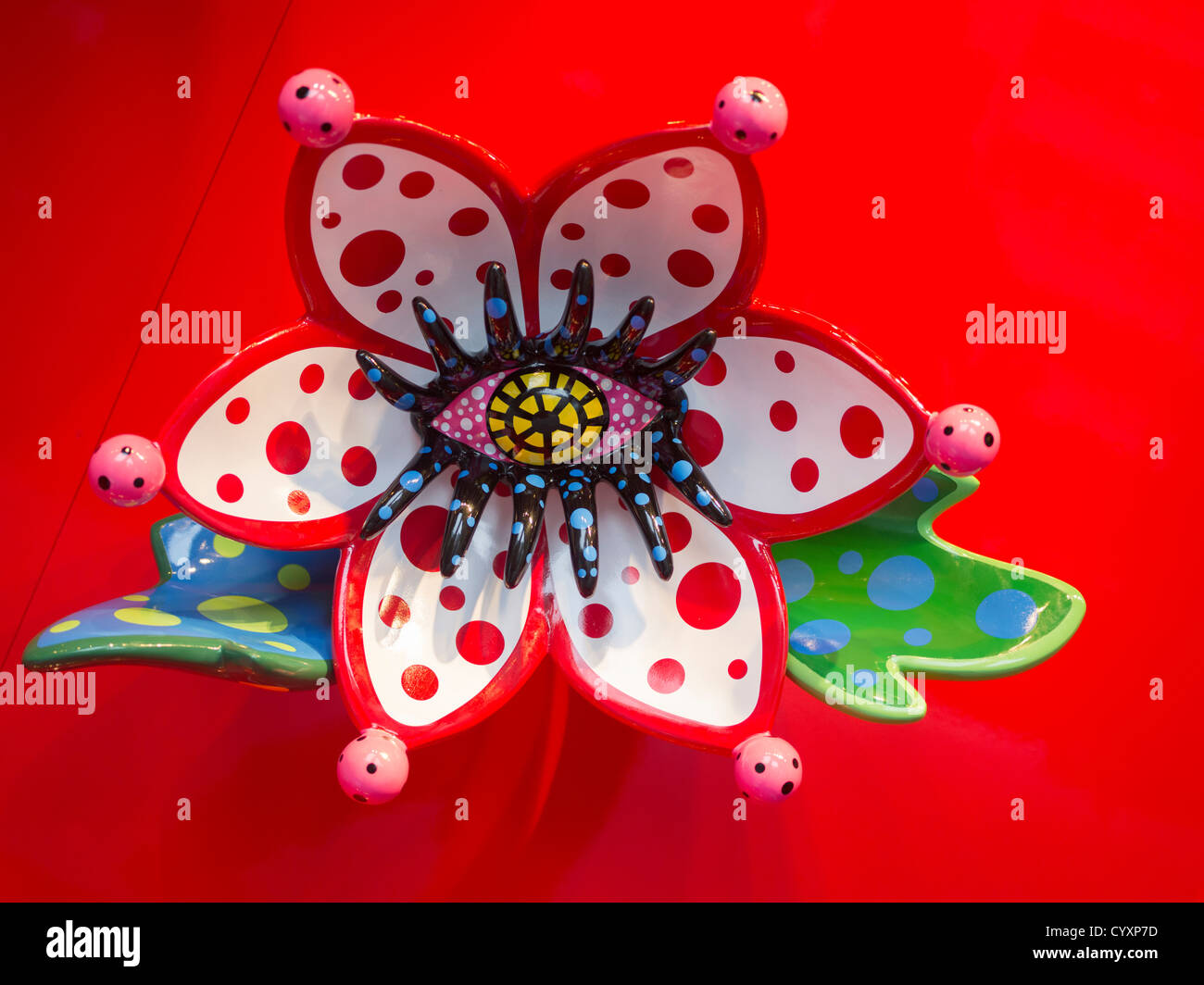 Yayoi Kusama Entwürfe für Louis Vuitton, Tokio Stockfoto