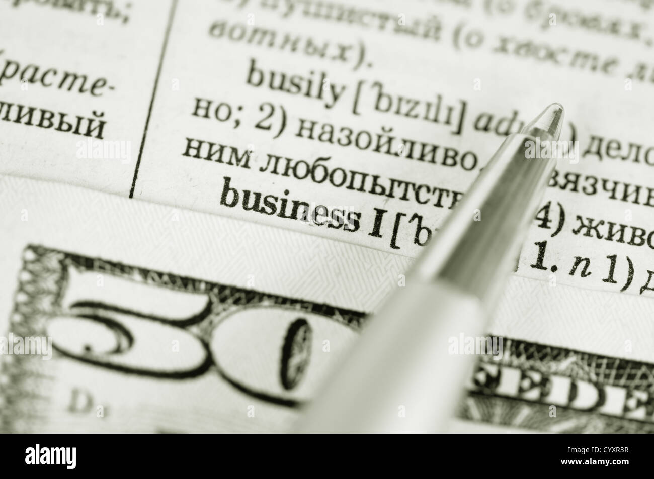 Fünfzig Dollar und den Stift auf das Wörterbuch Stockfoto