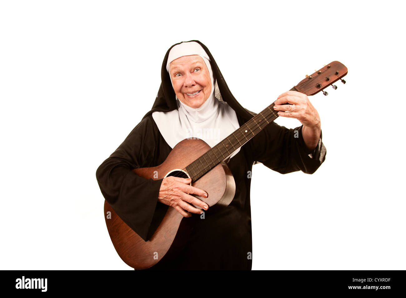 Lustige singende Nonne mit alten Gitarre in schwarz Gewohnheit  Stockfotografie - Alamy