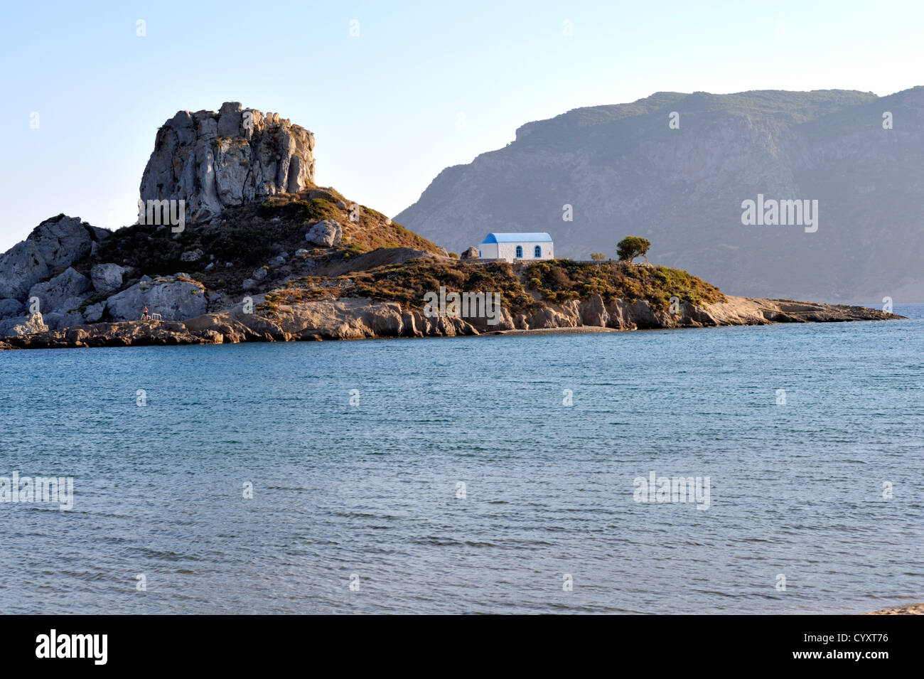 Die kleine Insel Kastri in Kamari Bucht von Kefalos Beach auf der griechischen Insel Kos Stockfoto