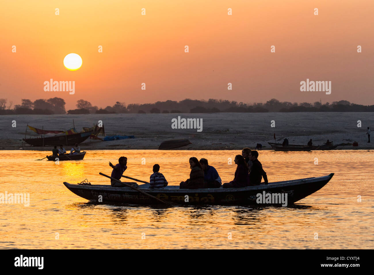 Indien, Uttar Pradesh, Banaras, Tourist am Fluss Ganges bei Sonnenaufgang Stockfoto