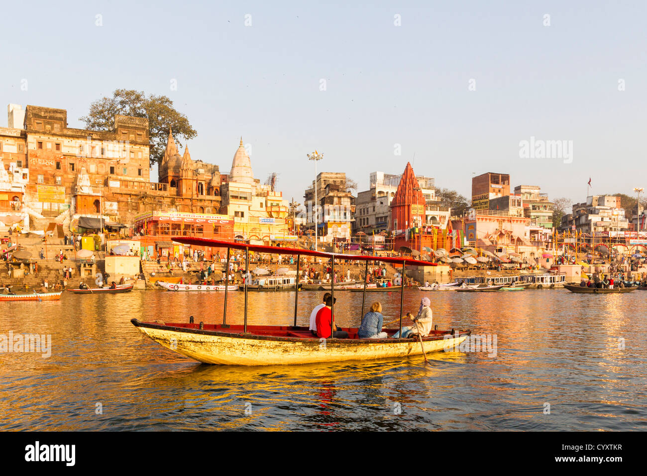 Indien, Uttar Pradesh, Banaras, Blick auf Dashashwamedh Ghat am Ganges Stockfoto