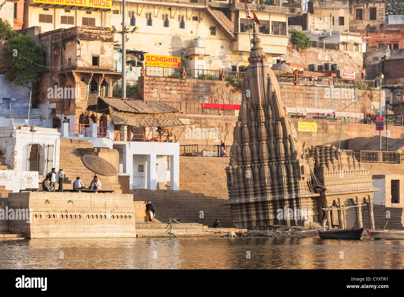 Indien, Uttar Pradesh, Banaras, Ansicht des Tempels am Fluss Ganges Stockfoto