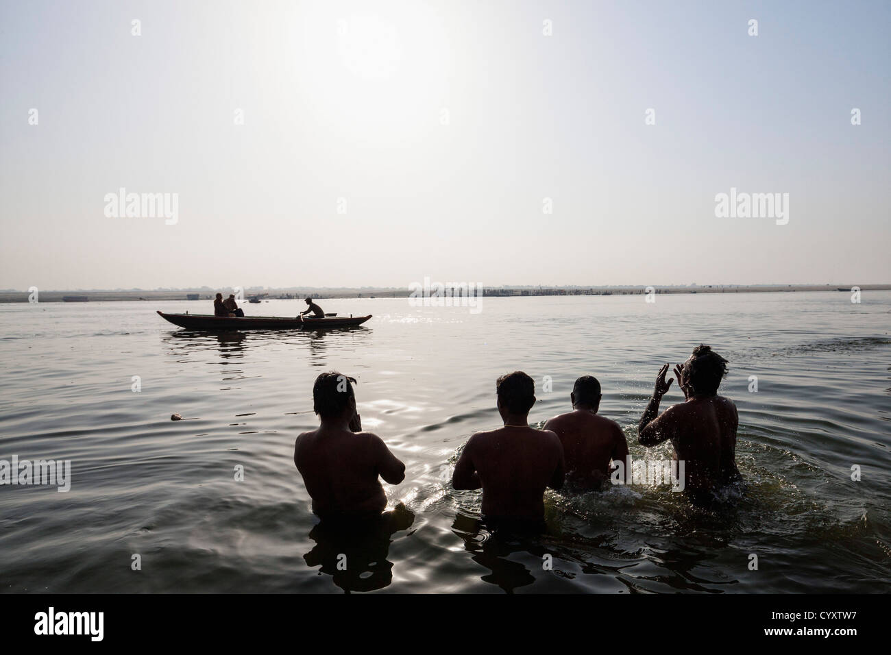 Indien, Uttar Pradesh, Banaras, Menschen Baden und beten am Fluss Ganges Stockfoto