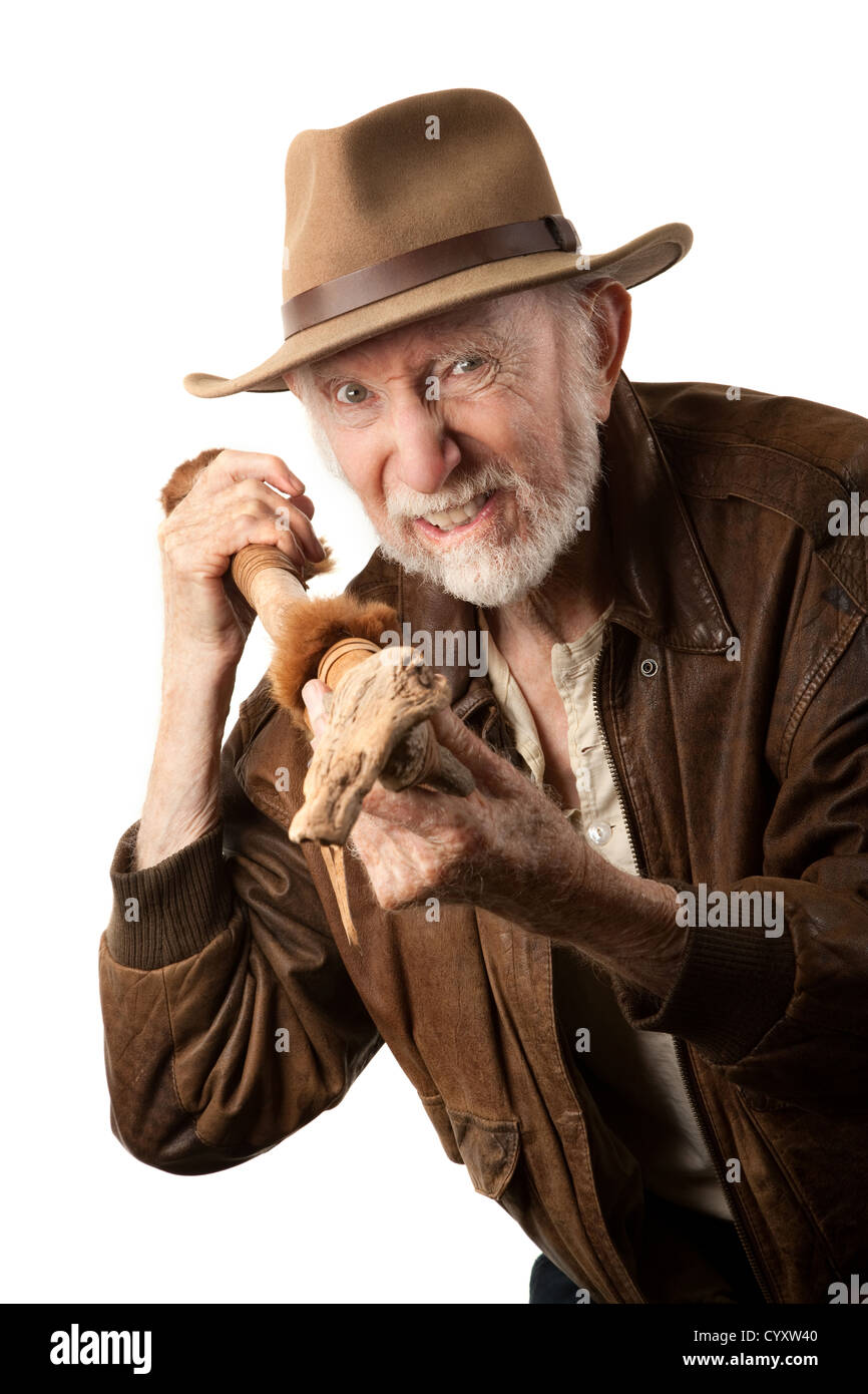 Abenteurer oder Archäologe in braune Lederjacke mit Abcient Waffe verteidigen Stockfoto