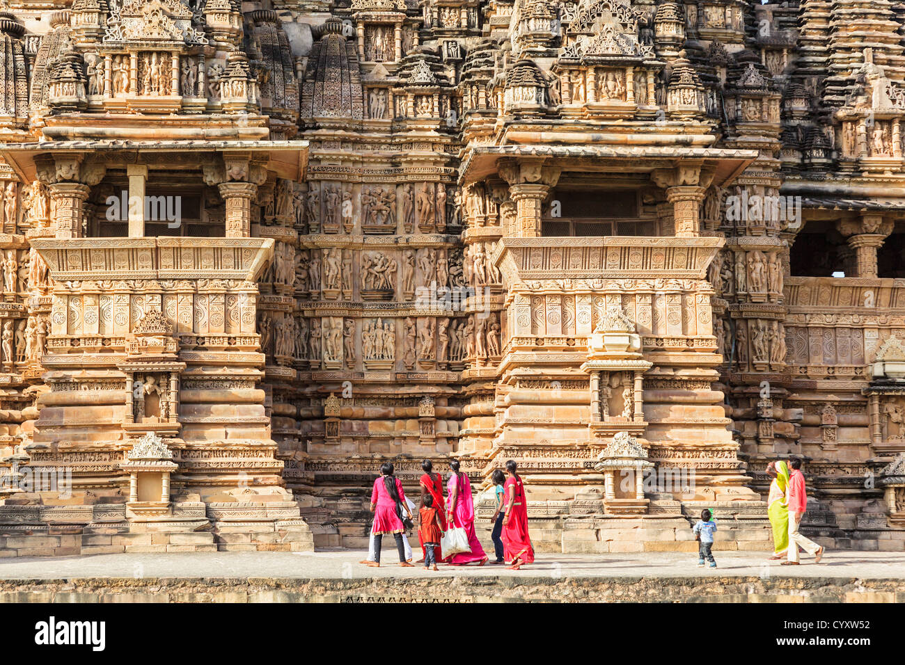 Indien, Madhya Pradesh, Besucher Vishwanath Tempel Stockfoto