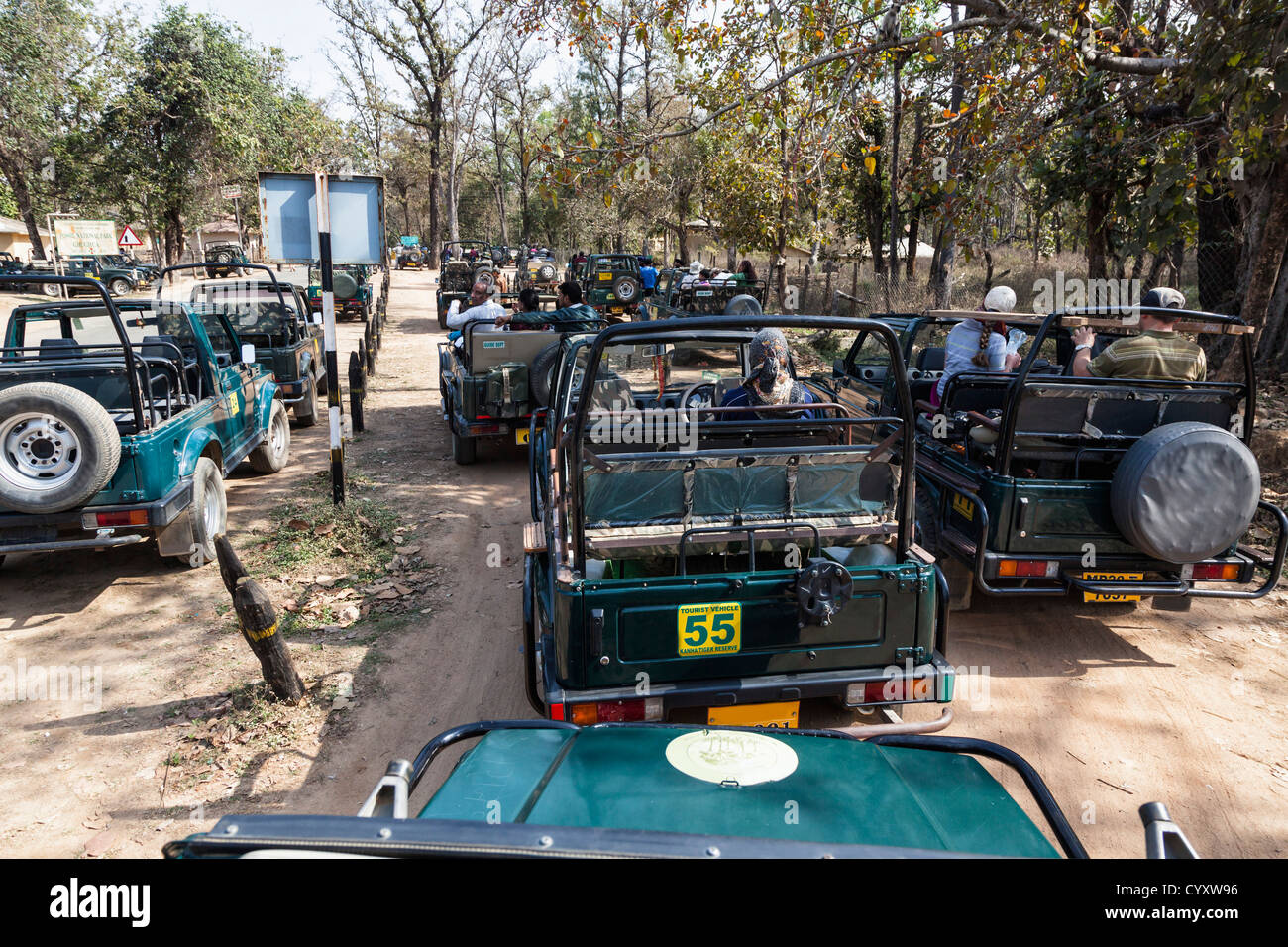 Indien, Madhya Pradesh, Touristen in Gypsy Jeeps sind am Tor warten. Stockfoto