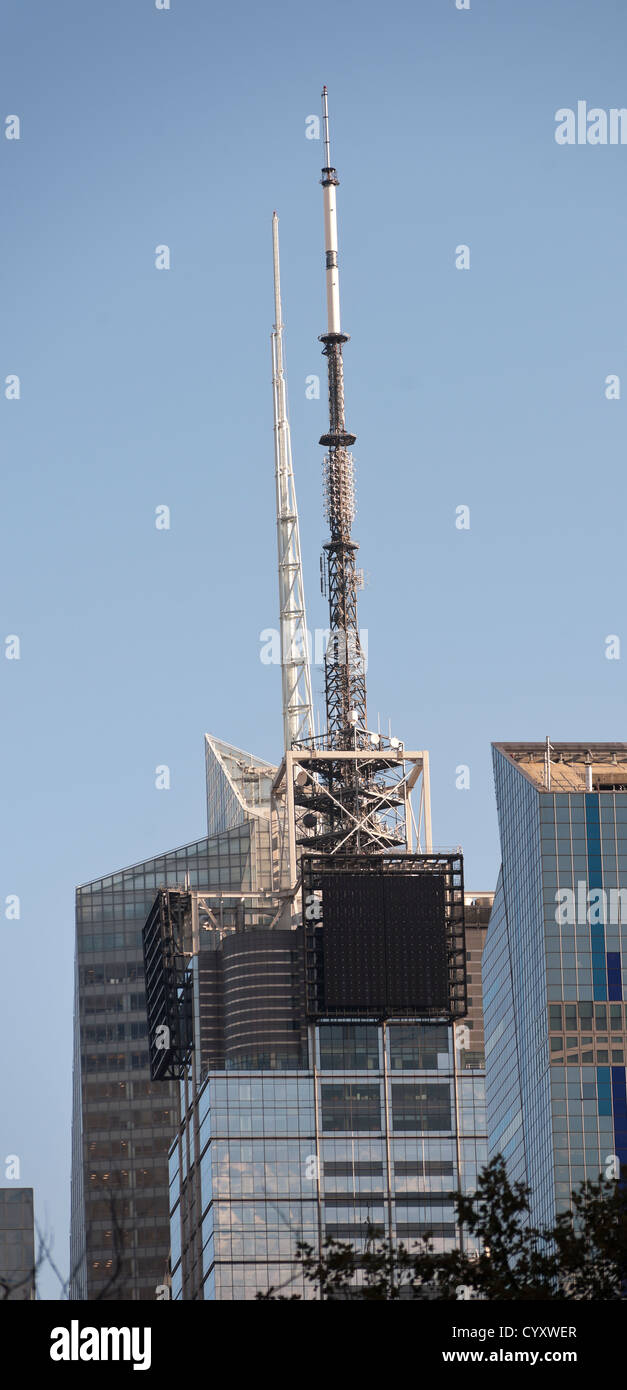 Gespickt mit Kommunikationstechnik Antennen sind auf den Gipfeln der Conde Nast Building und der Bank of America Building gesehen. Stockfoto