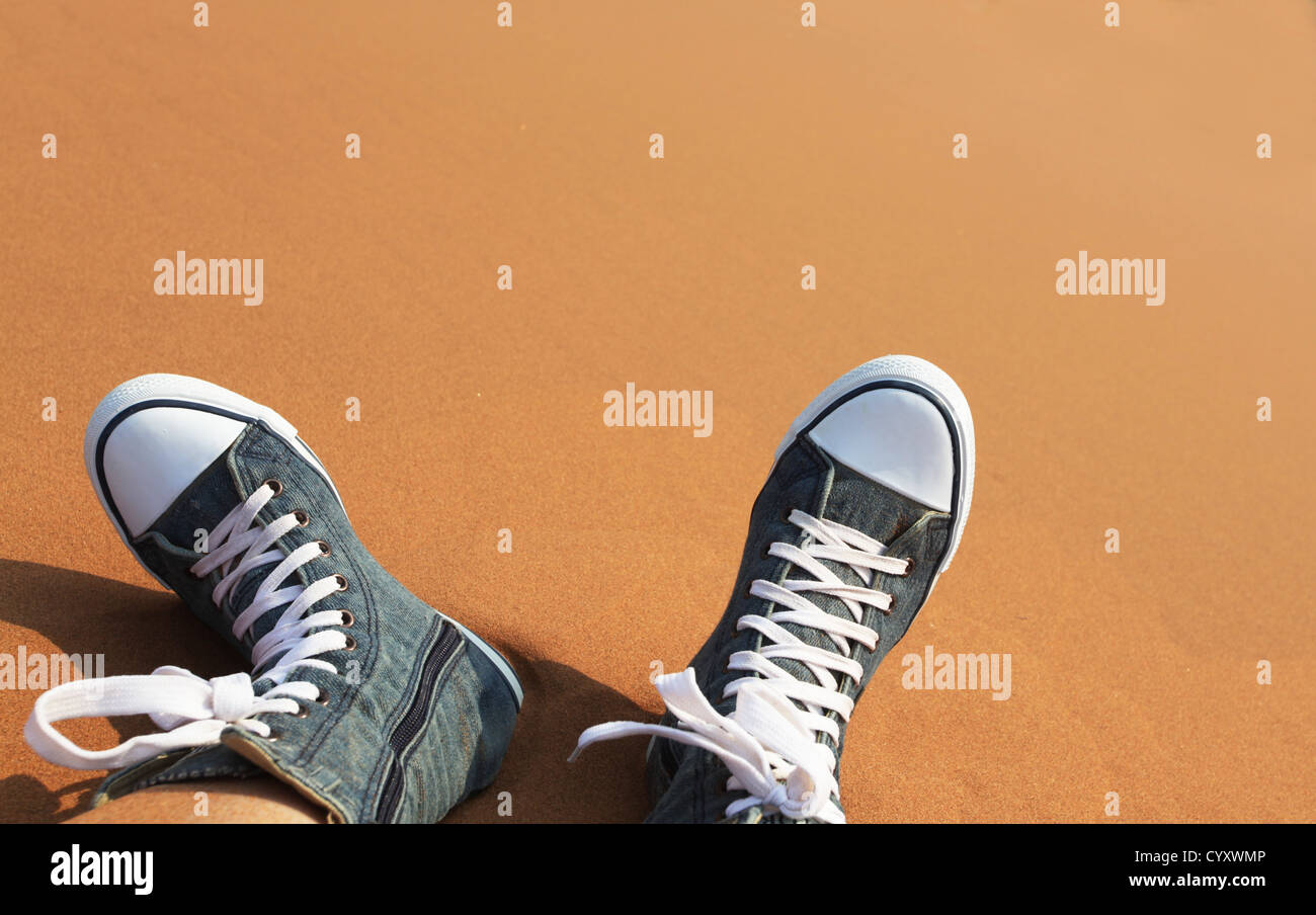 Jeans-Schuh in Wüste Stockfoto