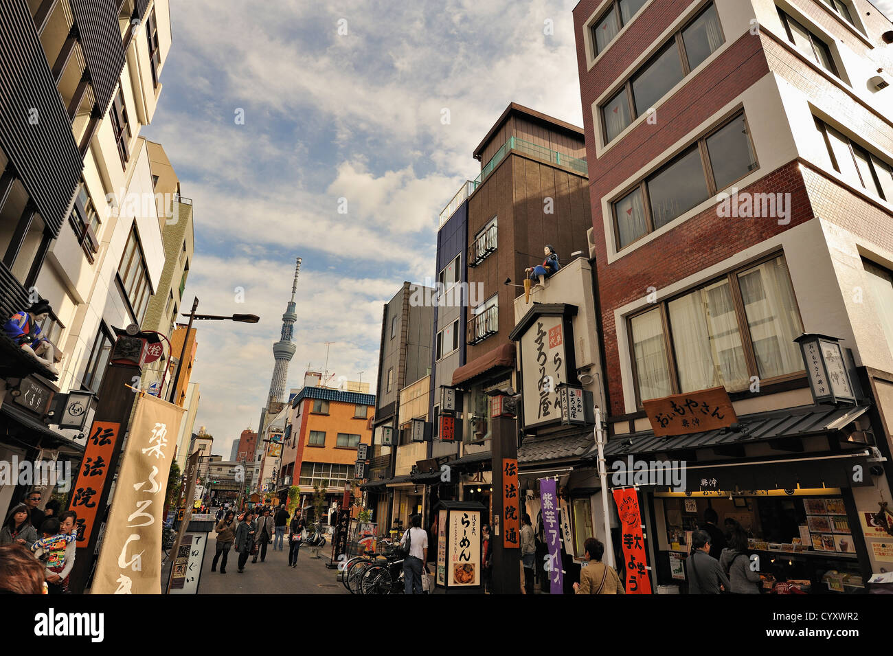 Straßenszene in Asakusa nahe Sensoji Tempel, Tokyo, Japan Stockfoto