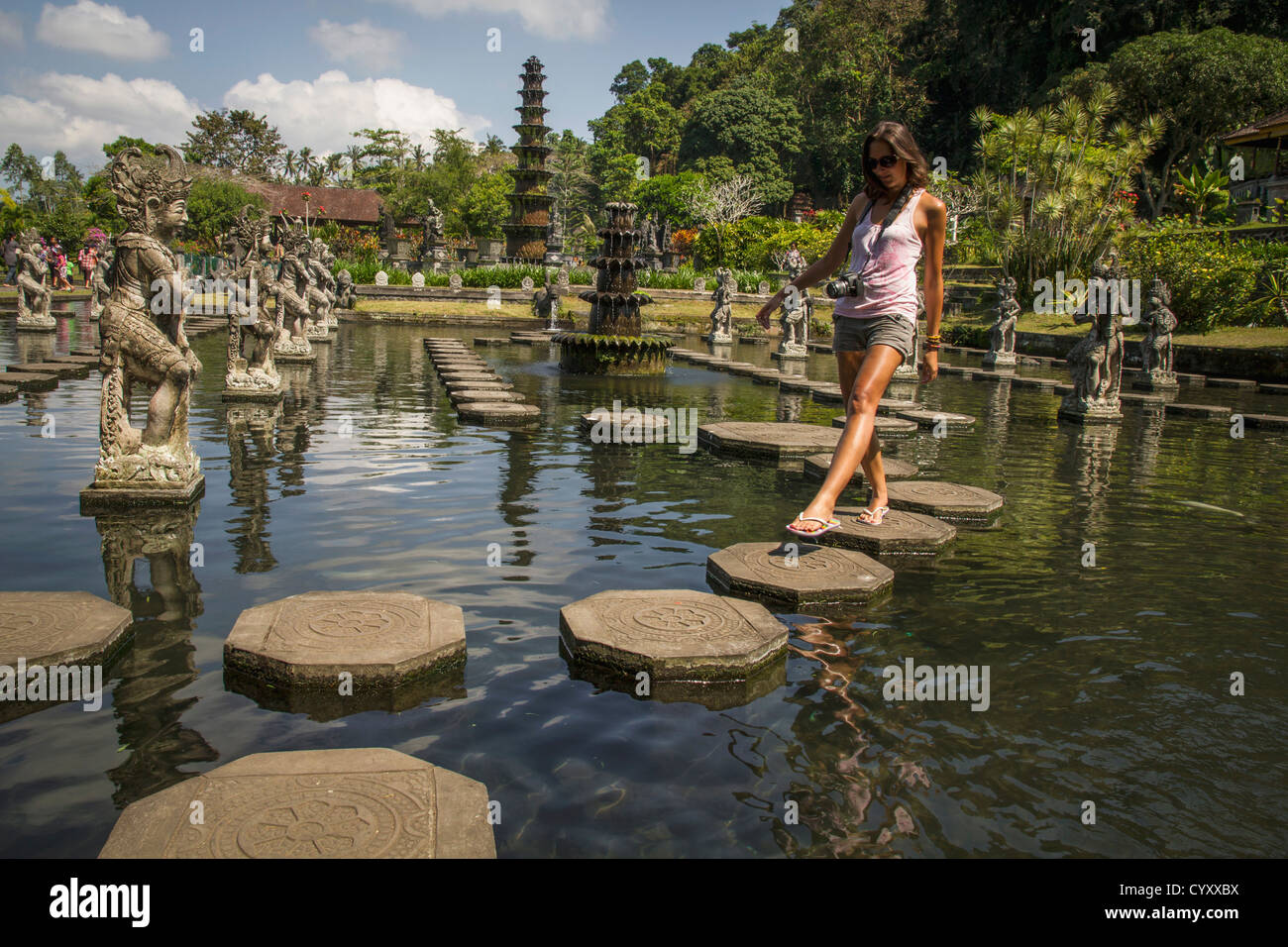 Indonesien, Tourist am Taman Tirtagangga Stockfoto