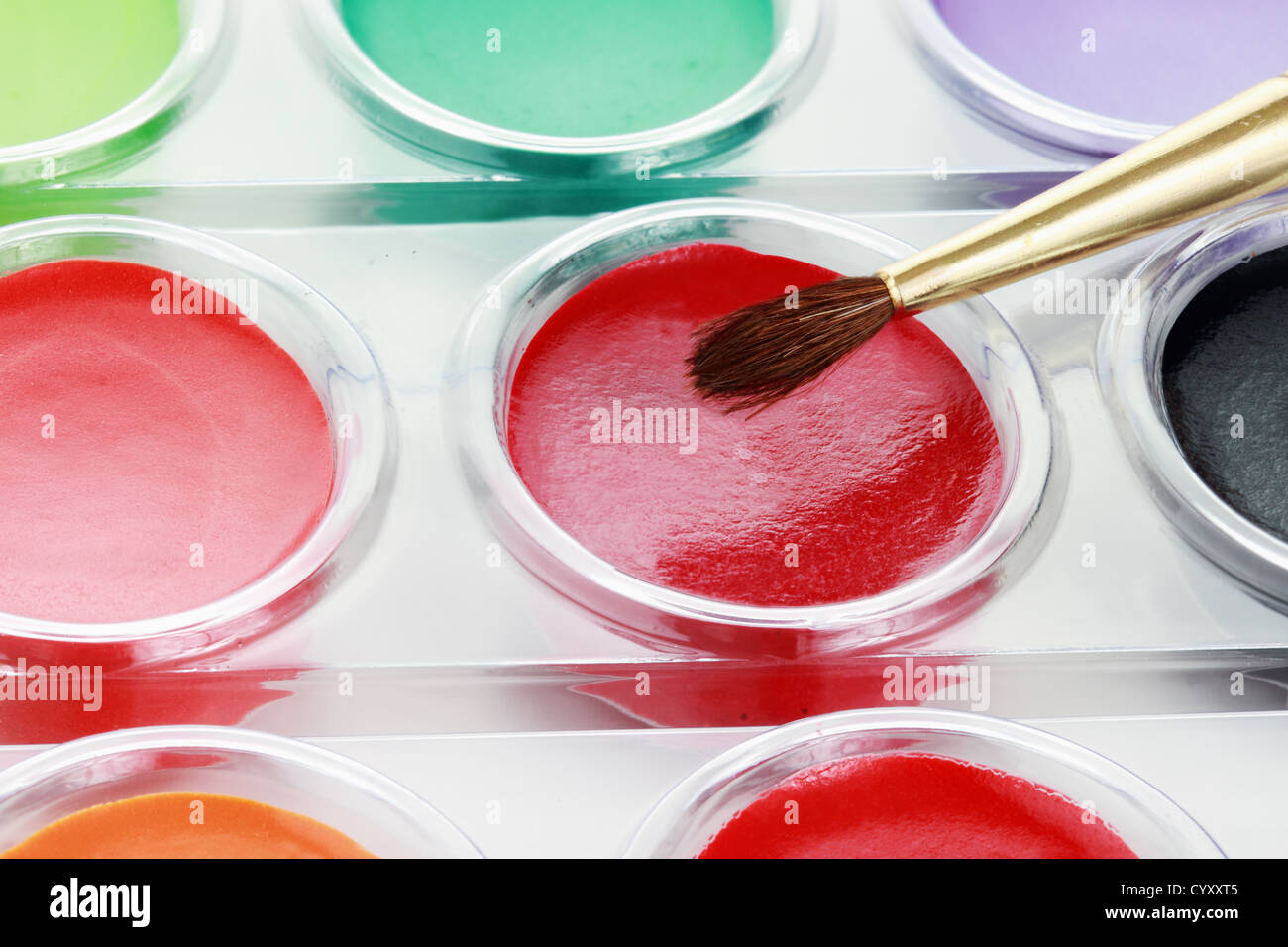 Zusammenfassung des neuen unbenutzten Palette von Kinder multicolor Aquarellfarben mit Pinsel. Stockfoto