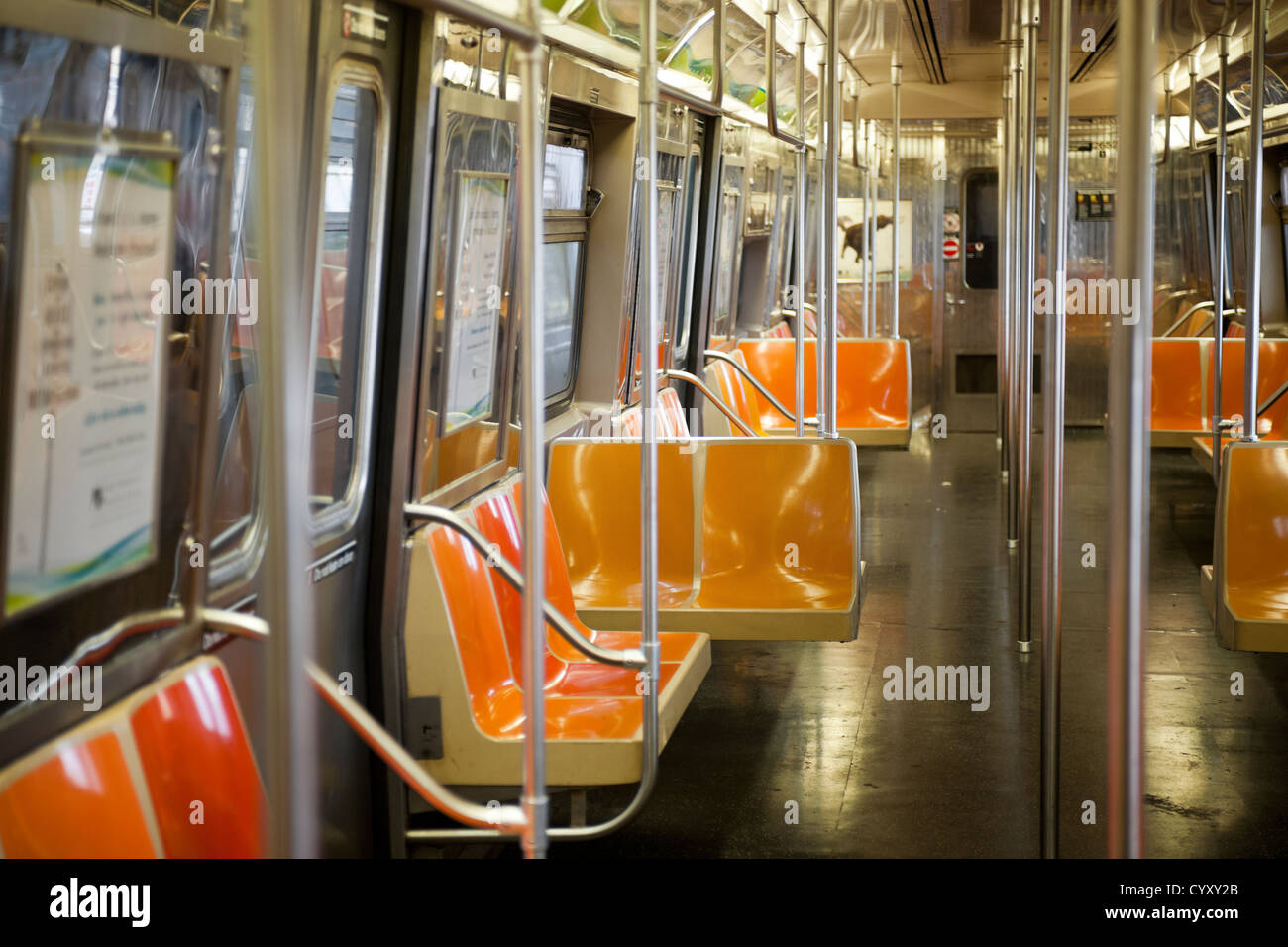 Eine leere New York City Transit Authority u-Bahn-Wagen auf der hatte "Linie, an der Endstation Stillwell Avenue gesehen Stockfoto