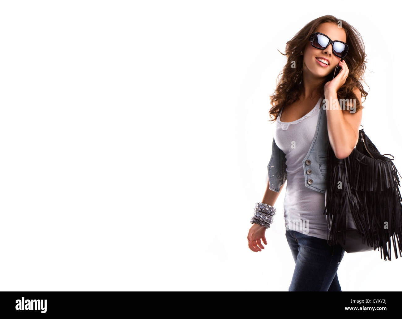 Junge Teenager Frau mit Sonnenbrille zu Fuß isoliert auf weiss Stockfoto