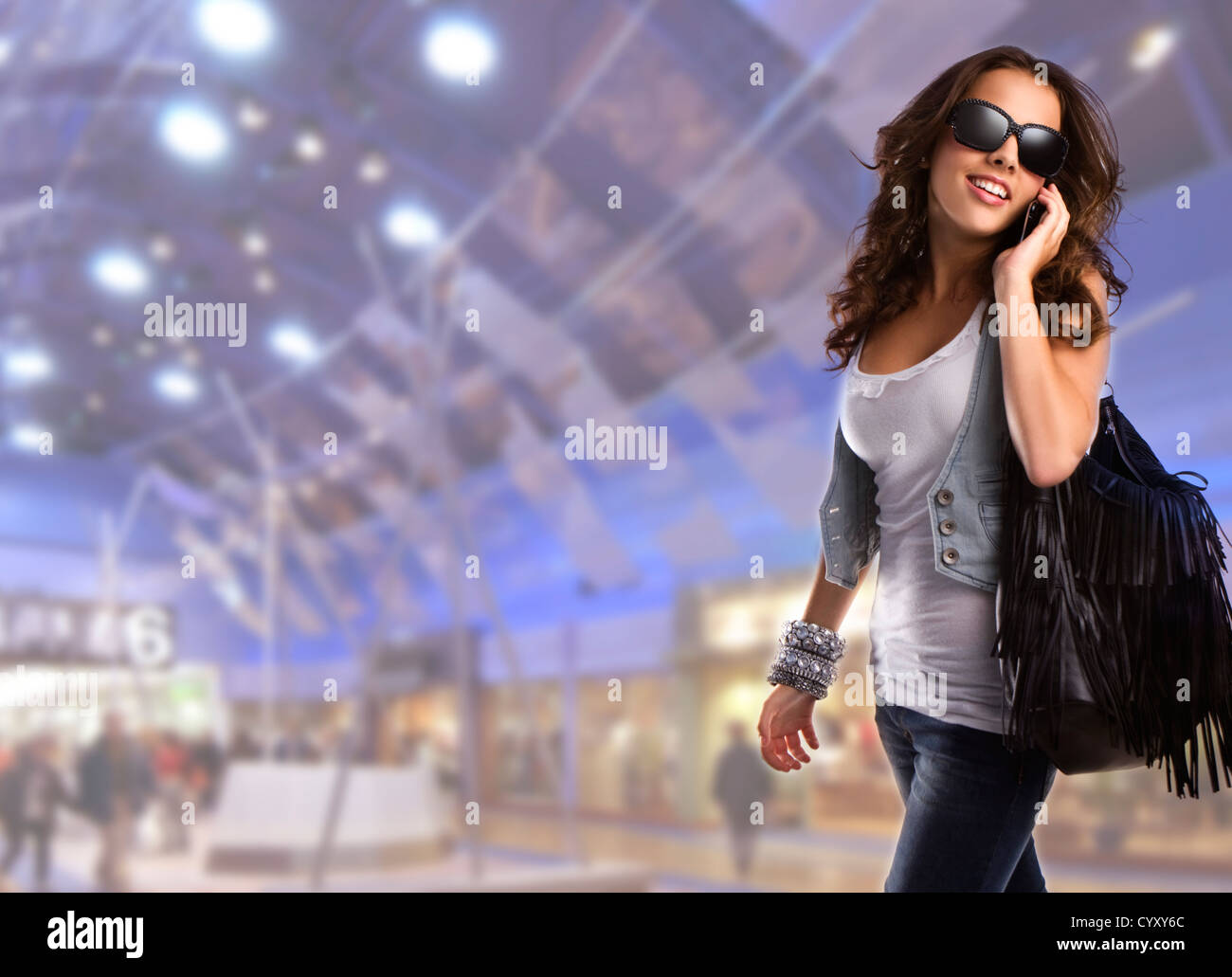 Junge Teenager Frau mit Sonnenbrille im Einkaufszentrum zu Fuß Stockfoto