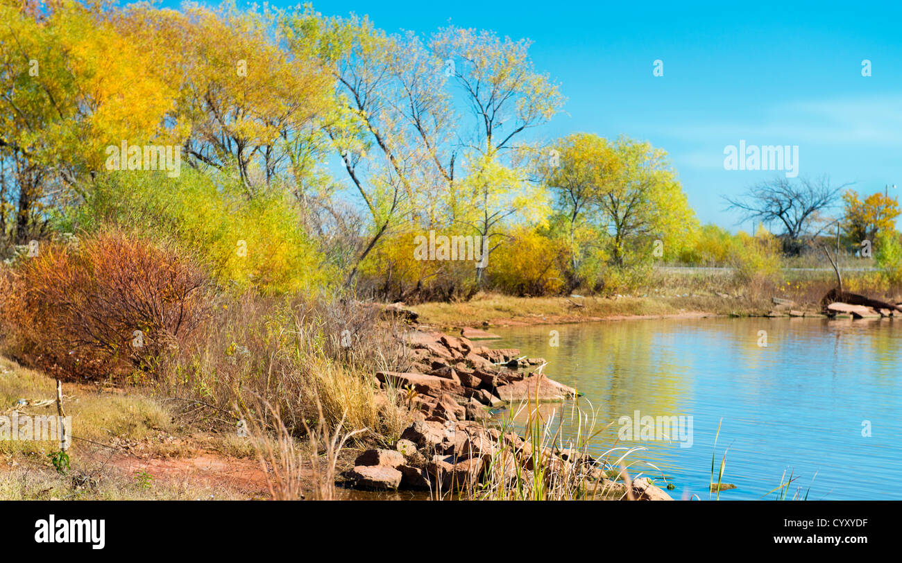 Eine Bucht auf Arcadia Lake, Oklahoma, USA. Herbstfarbe. Digital erweitert. Stockfoto