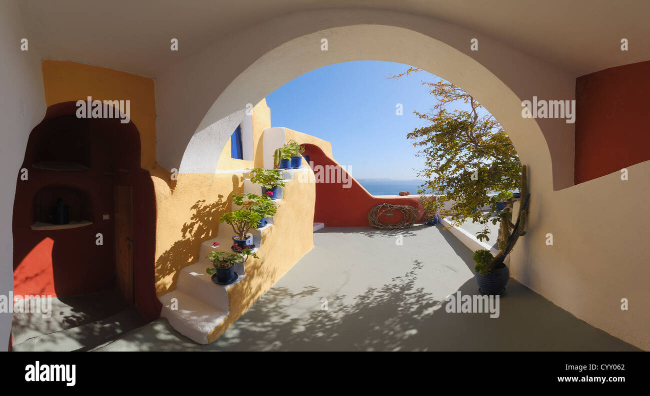 Griechenland, Blick Trog Torbogen, traditionell griechisches Haus Balkon von Santorini Stockfoto