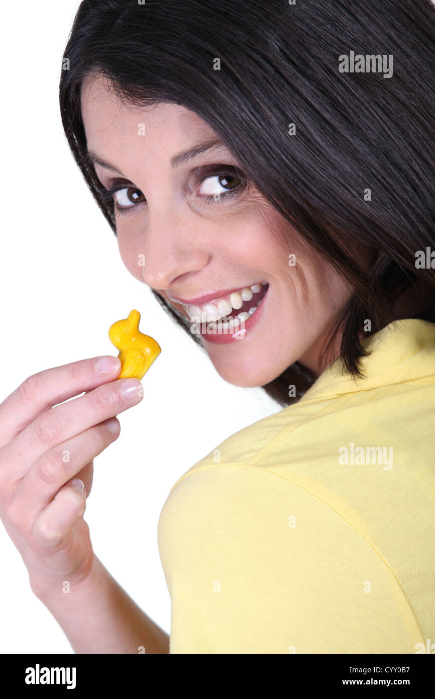 Frau mit einer winzigen gelben Spielzeug Ente Stockfoto
