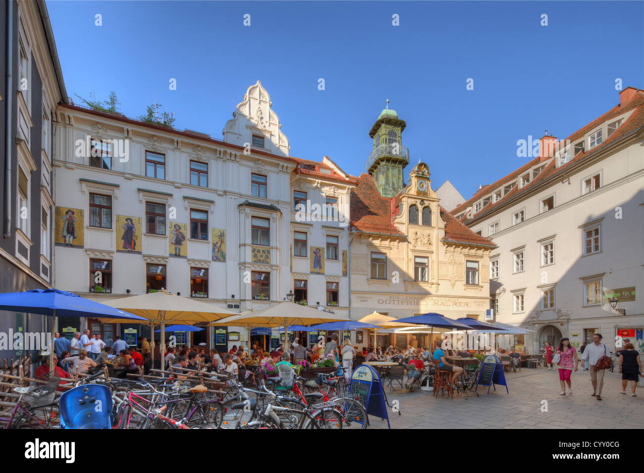 Österreich, Steiermark, Graz, Menschen am Glockenspielplatz quadratisch Stockfoto