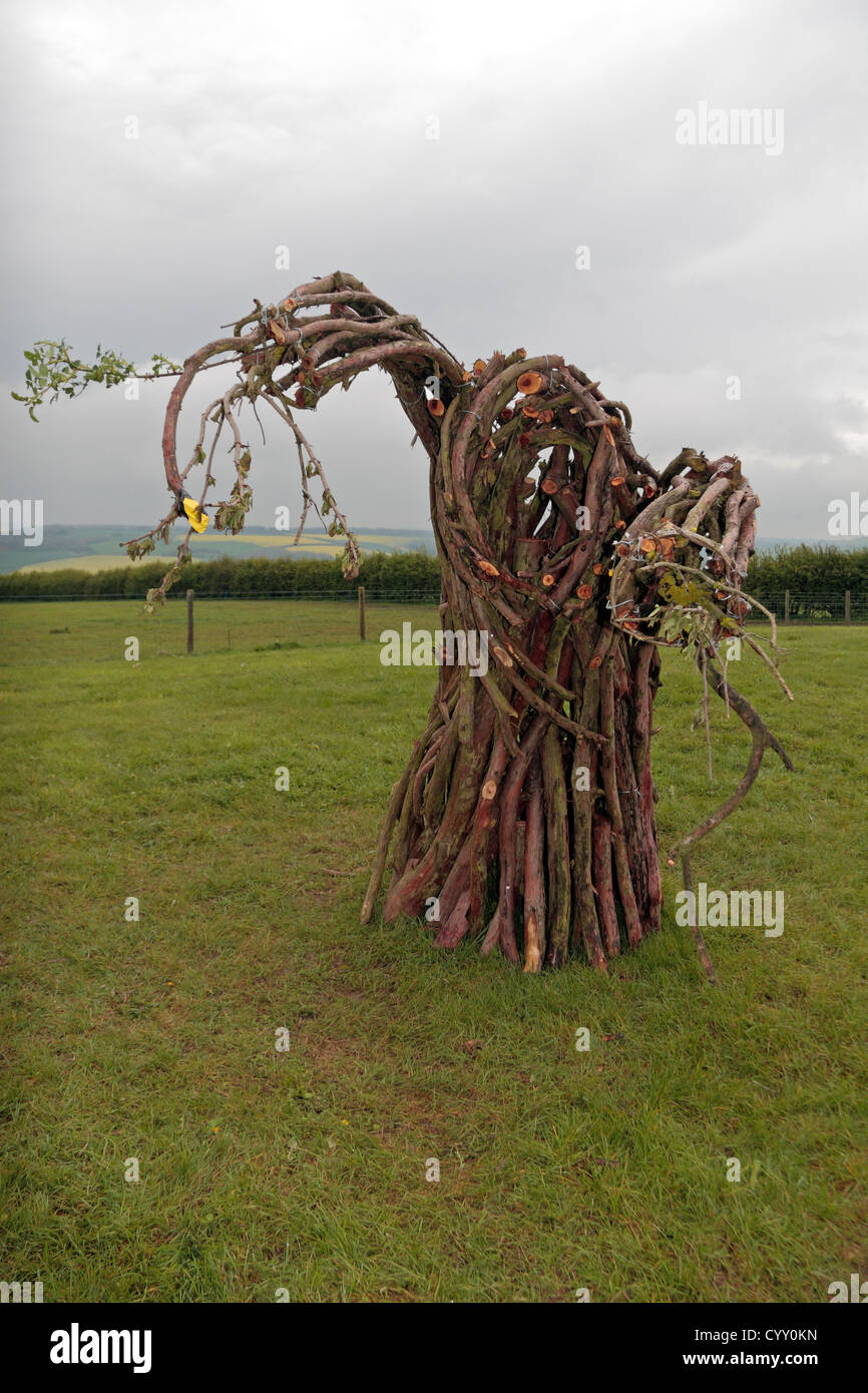 Ein schauriger Baum die Steinverkleidung der König stehend Stein, Bestandteil der Rollright Stones, in der Nähe von Chipping Norton, Oxfordshire, Vereinigtes Königreich. Stockfoto