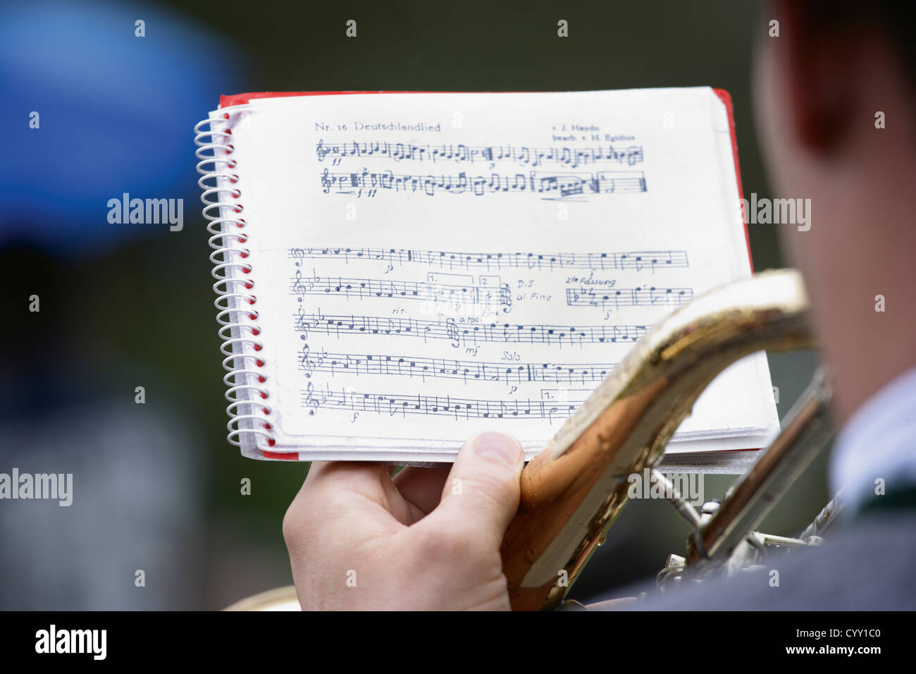 Deutschland, Bayern, Musiker, die deutsche Nationalhymne mit Trompete Stockfoto