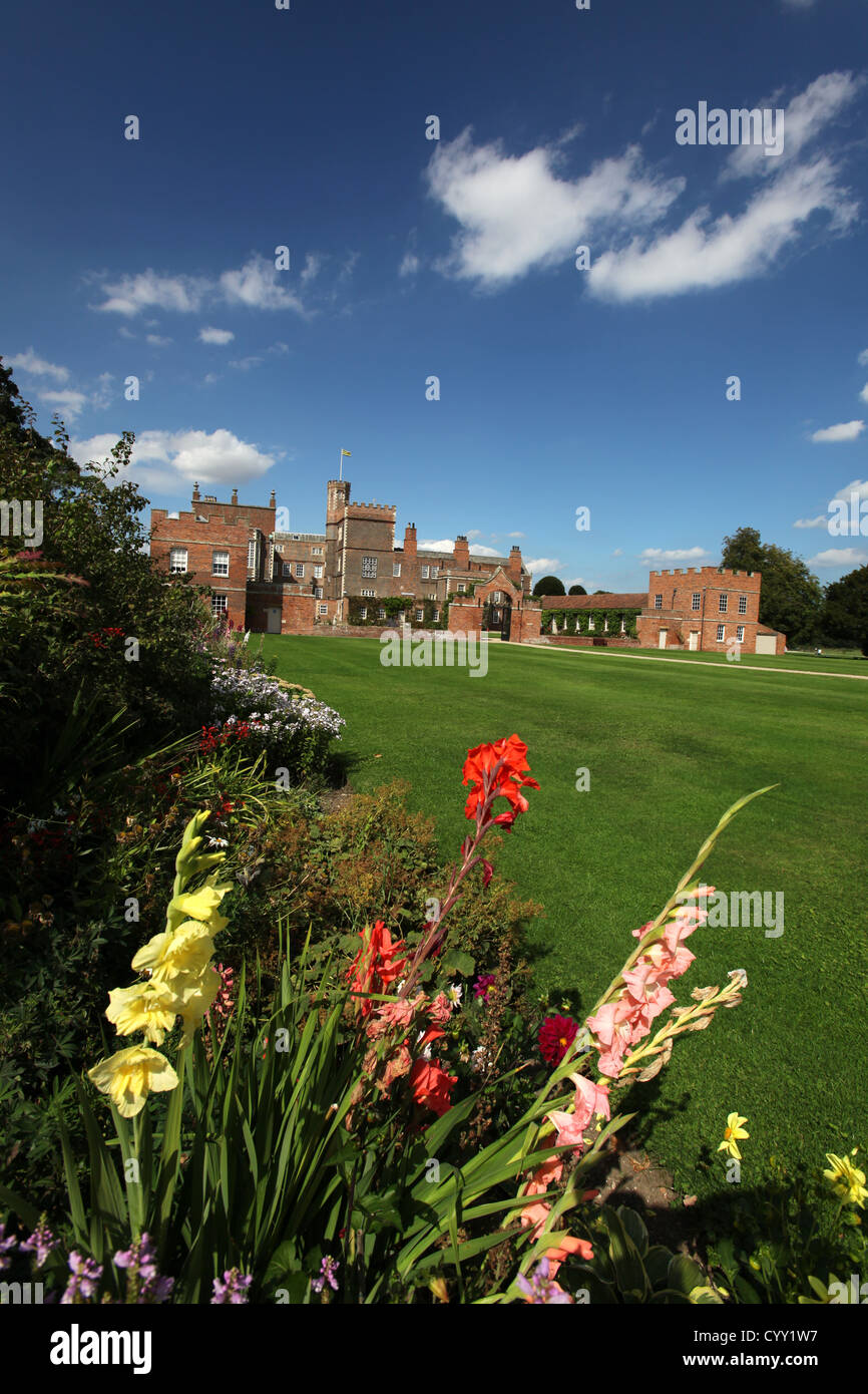 Burton Constable Gärten mit der Südfassade des elisabethanischen Herrenhauses aus dem 16. Jahrhundert im Hintergrund. Stockfoto