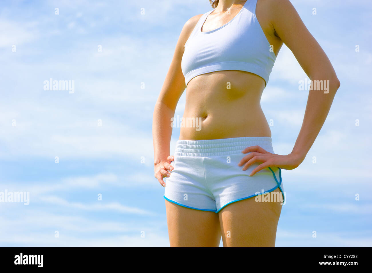 Reife Frau Athlet in einer Frühlingswiese aus einer kompletten Reihe üben. Stockfoto