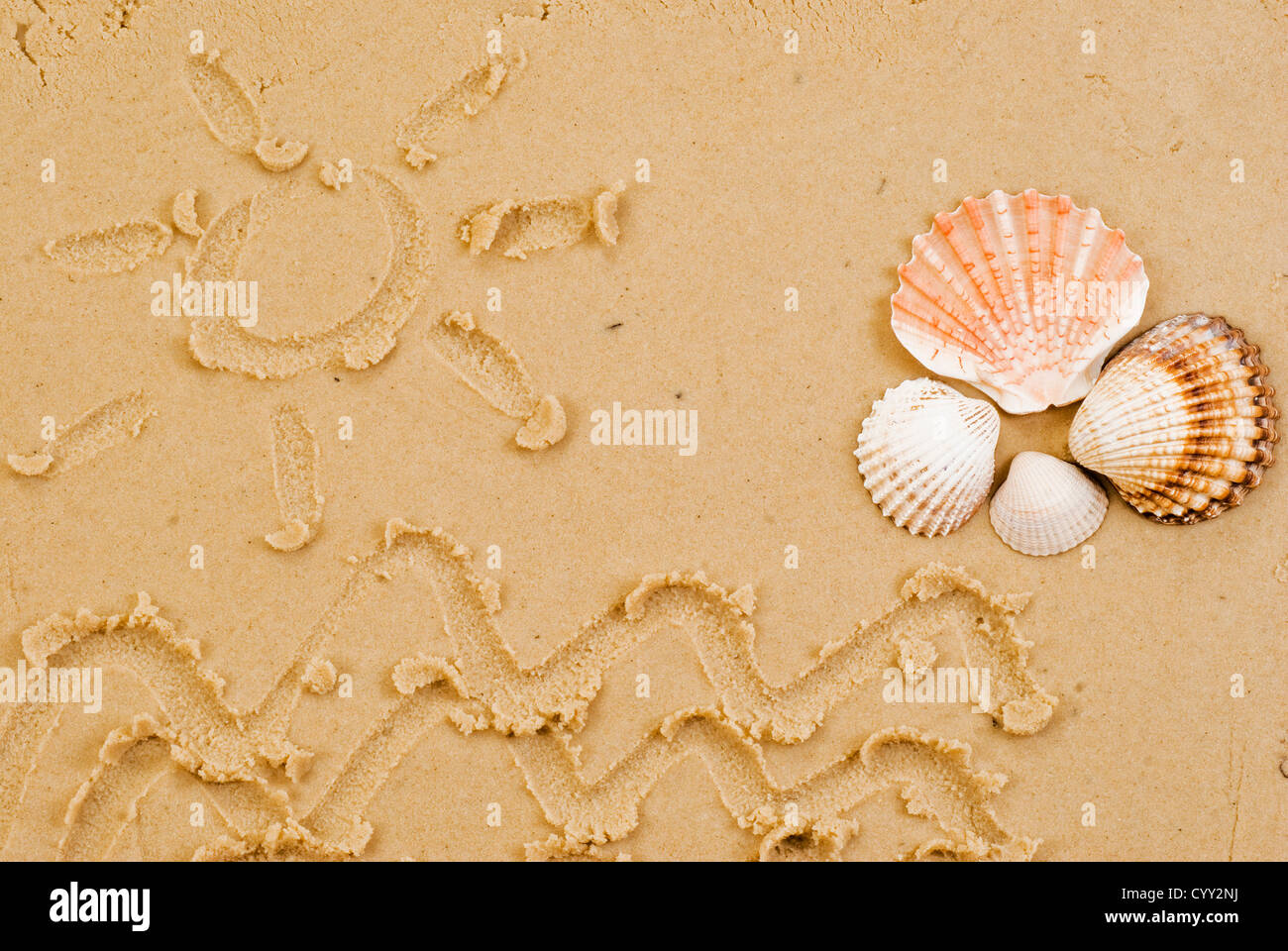 Sonne und Meer auf Sand Hexe Schalen eingezeichnet Stockfoto