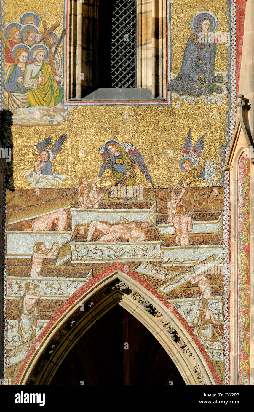 Prag, Tschechische Republik. St-Veits-Dom. Golden-Portal - Mosaik des jüngsten Gerichts, 14thC von venezianischen Künstlern - restauriert Stockfoto
