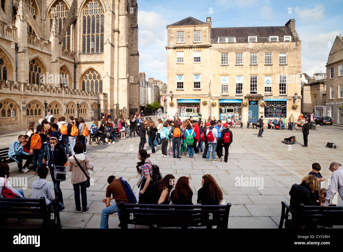 Bad Somerset, Stadtzentrum Straßenszene im Sommer, Abtei Kirchhof, UK Stockfoto