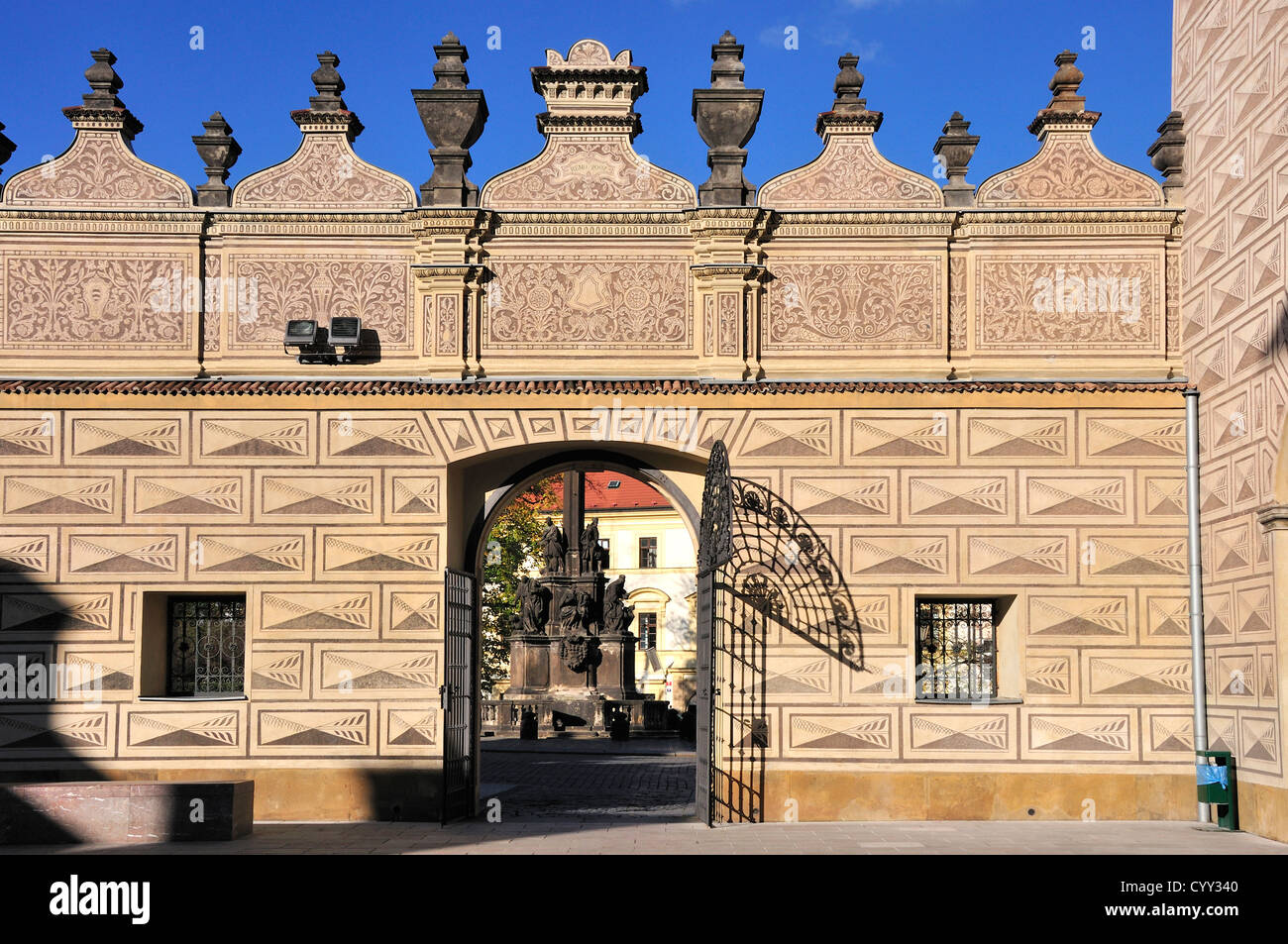 Prag, Tschechische Republik. Schwarzenberg-Palais (Schwarzenbergski Palac) Sgraffito Dekoration im Rathaushof Stockfoto