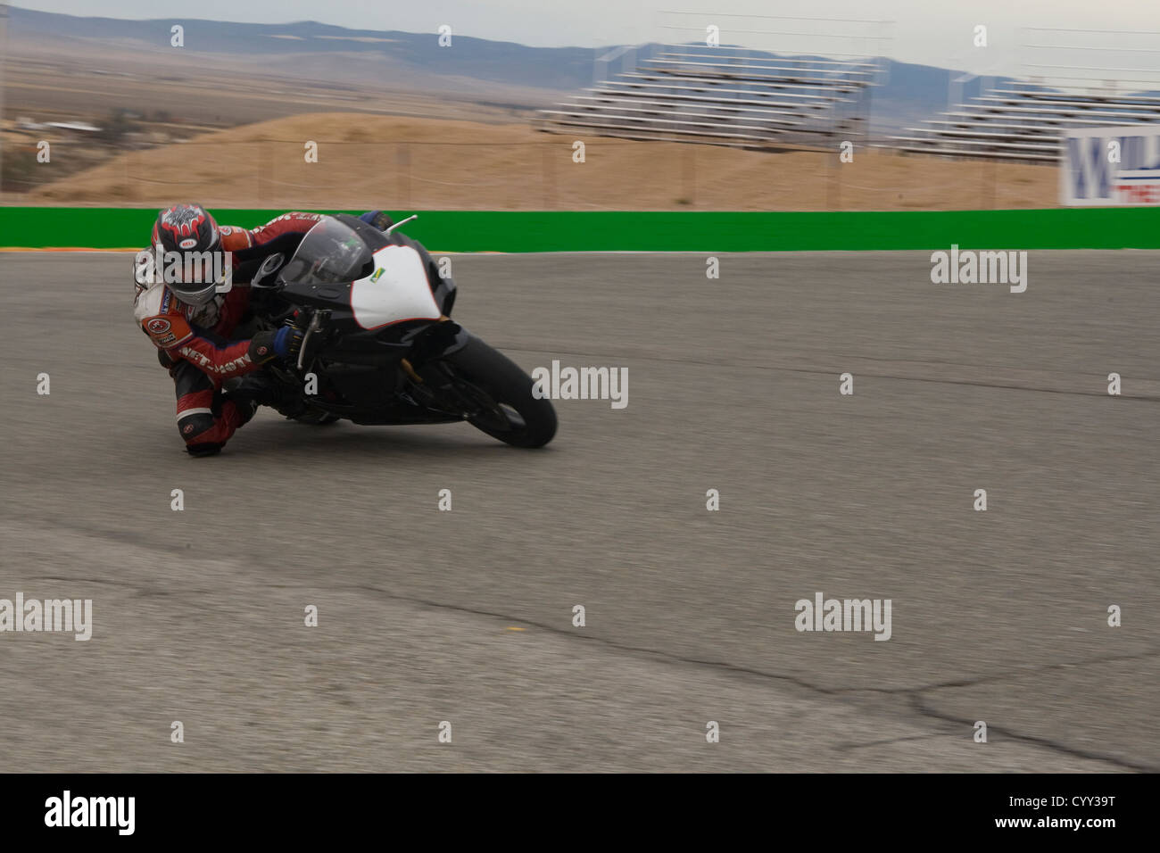 Ein Motorradfahrer Rennen auf einer Strecke auf dem WIllow Springs International Raceway in Kalifornien. Stockfoto